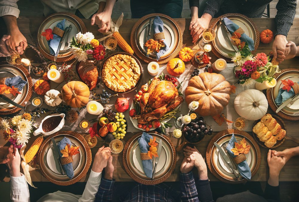 Familia a la mesa con pavo. | Foto: Shutterstock