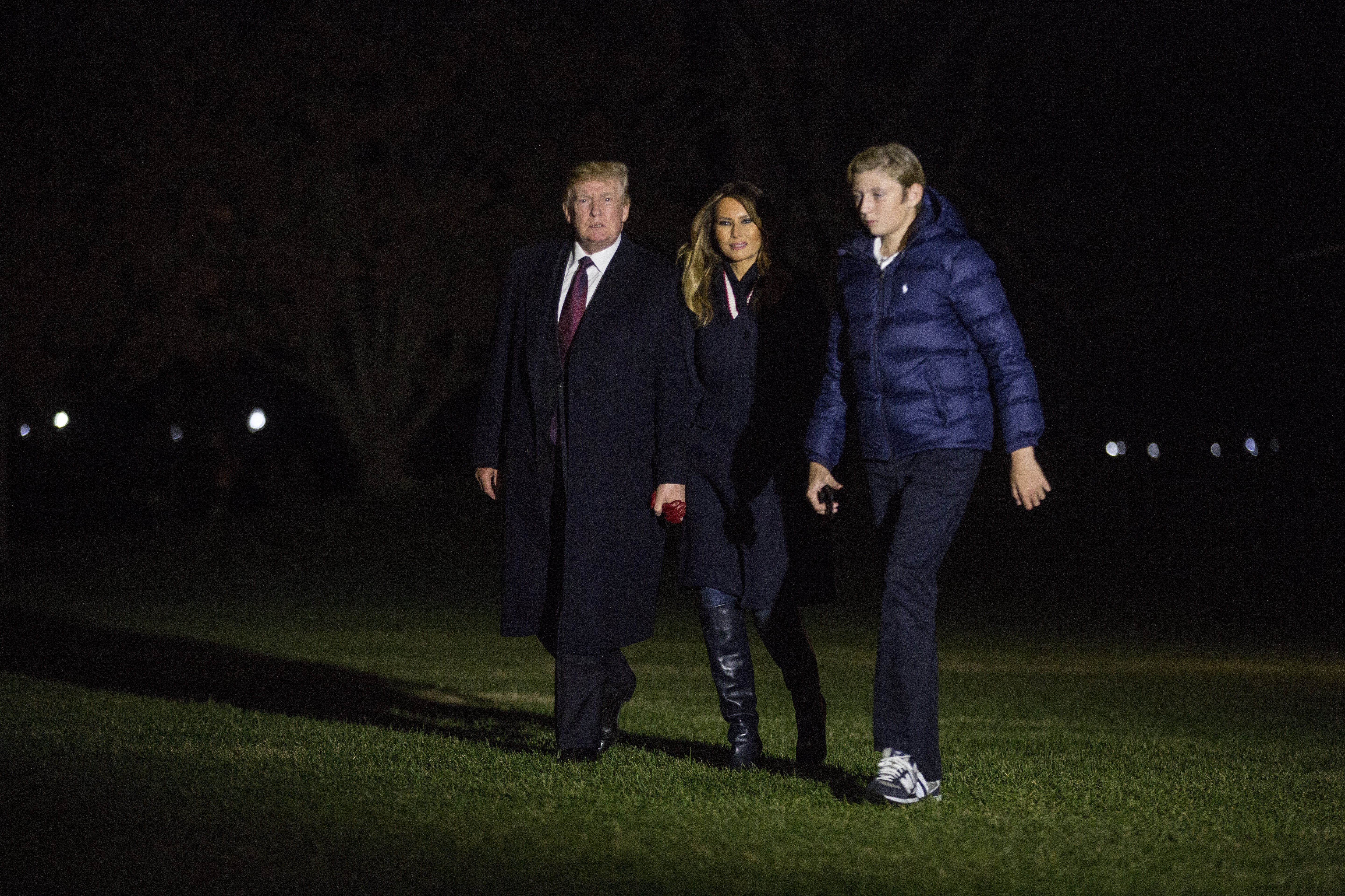 El presidente Donald Trump, la primera dama Melania Trump y su hijo Barron Trump cruzan el jardín sur de la Casa Blanca el 25 de noviembre de 2018. | Foto: Getty Images