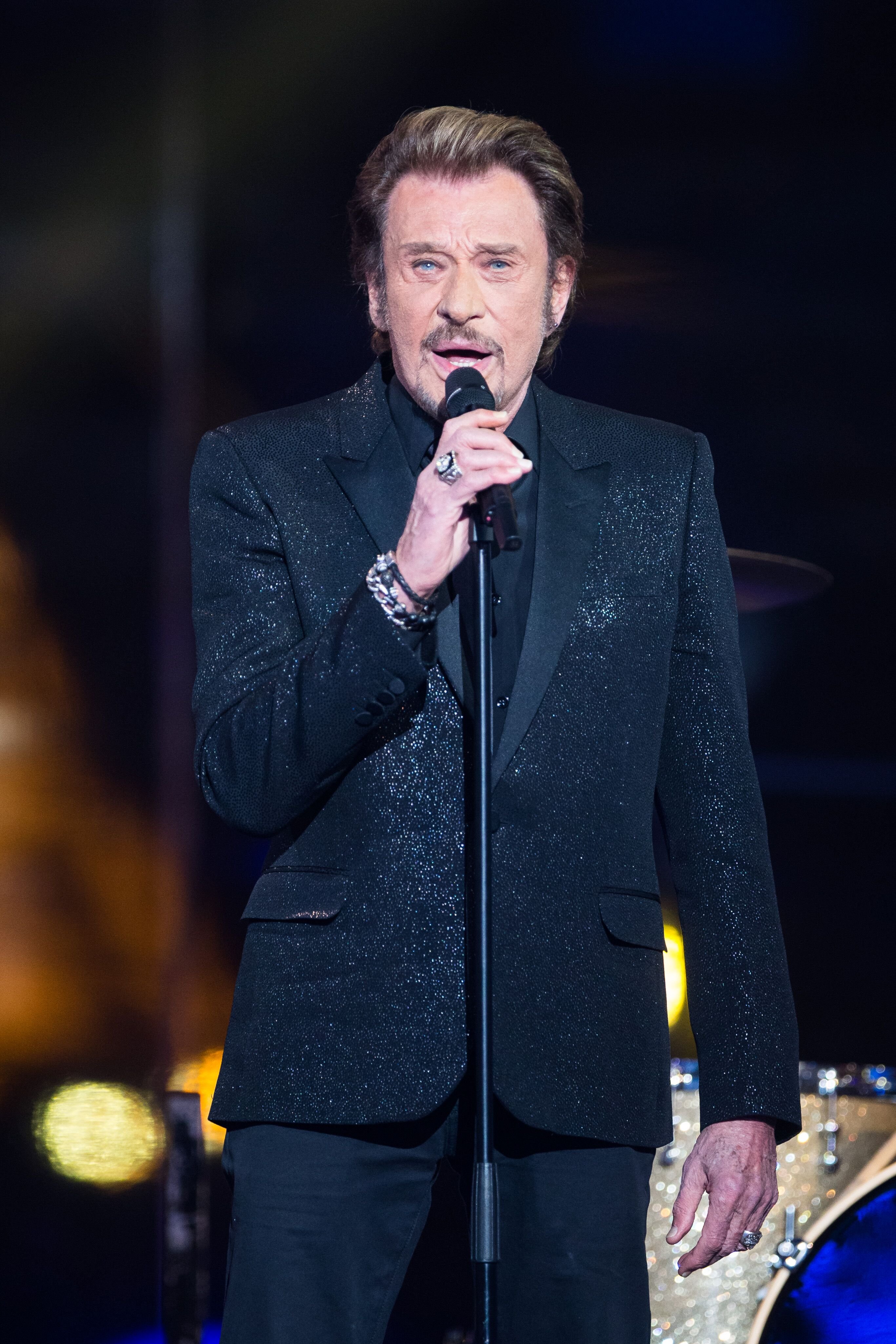 Le chanteur Johnny Hallyday sur scène lors de l'émission de télévision 'France Television Telethon 2014' le 6 décembre 2014 à Paris, France. | Photo : Getty Images