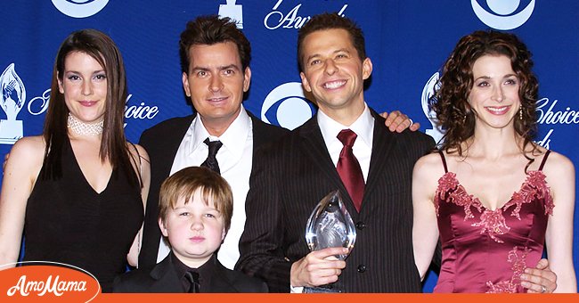 Melanie Lynskey, Angus T. Jones, Charlie Sheen, Marin Hinkel, and Jon Cryer of Two and a Half Men, winner for Favorite New TV Comedy Series. | Source: Getty Images