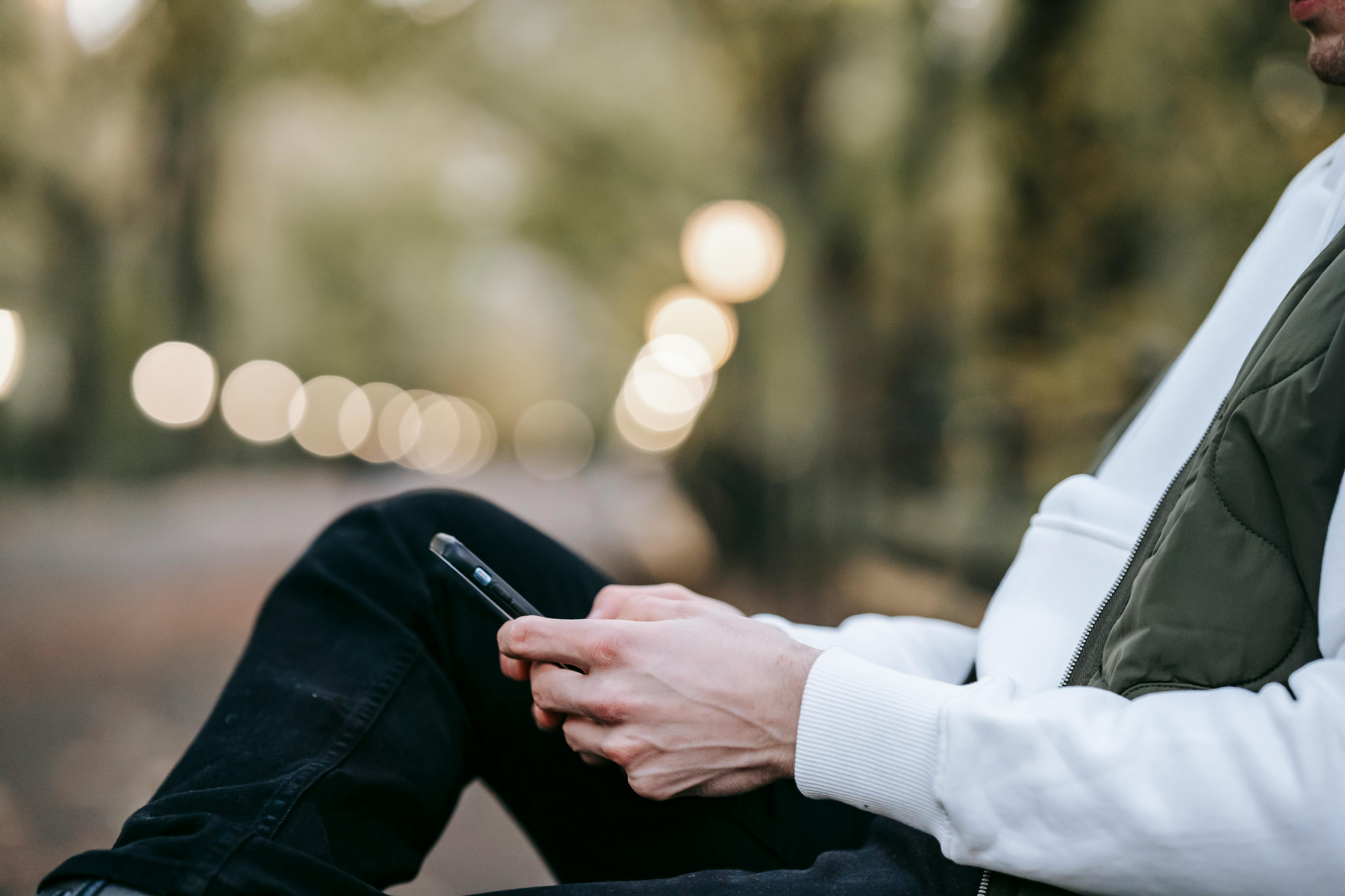 A man sneakily texting | Source: Pexels