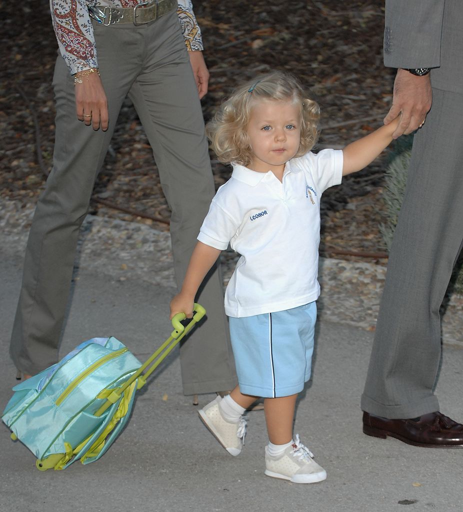 La princesa Leonor llegando a su primer día en la guardería, el 7 de septiembre de 2007, cerca de Madrid, España. | Foto: Getty Images La princesa Leonor llegando a su primer día en la guardería, el 7 de septiembre de 2007, cerca de Madrid, España. | Foto: Getty Images