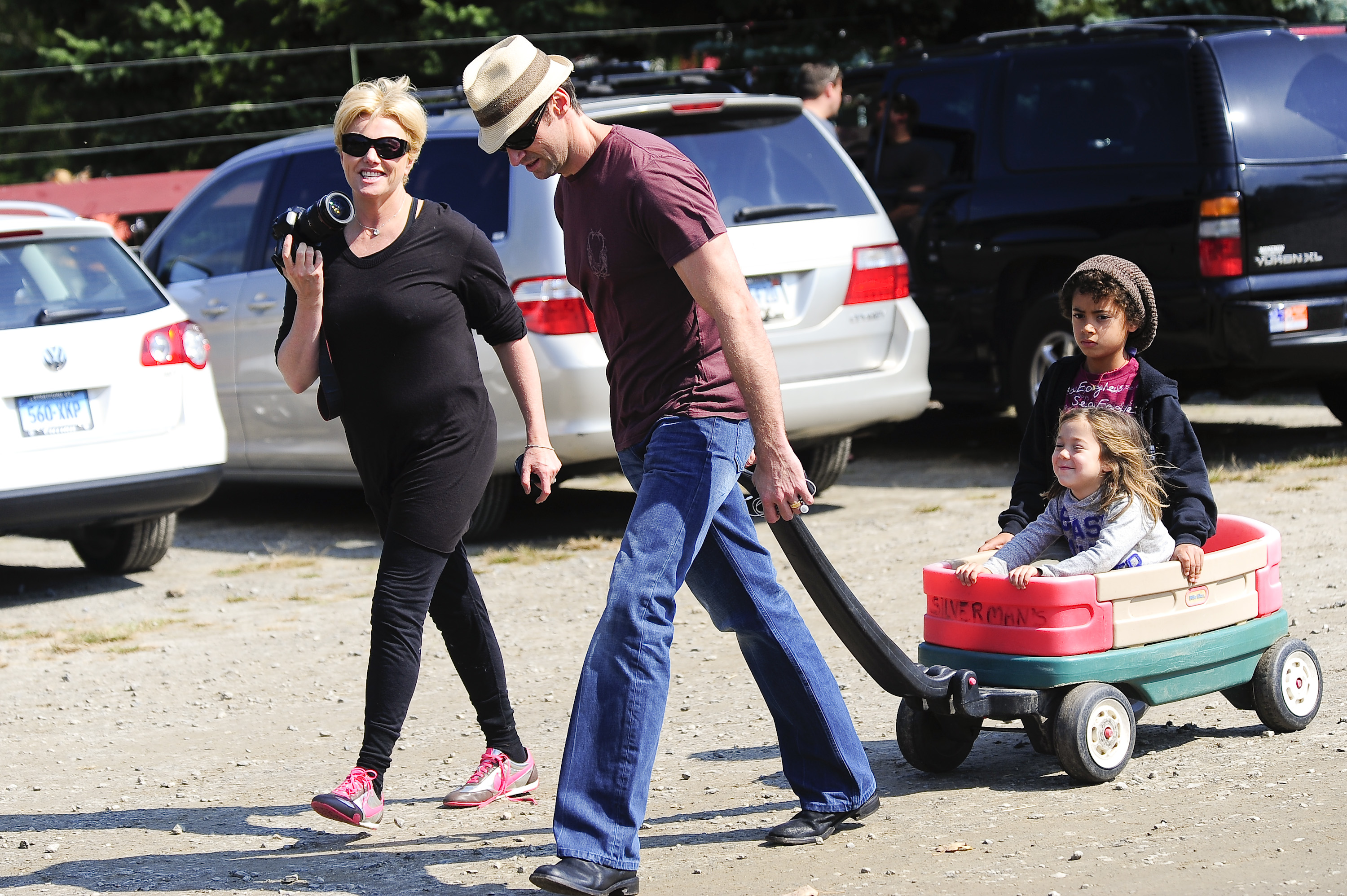 Deborra-Lee Furness, Hugh Jackman, and their children Ava and Oscar visit the Silverman Farm in Easton, Connecticut, on September 28, 2009 | Source: Getty Images