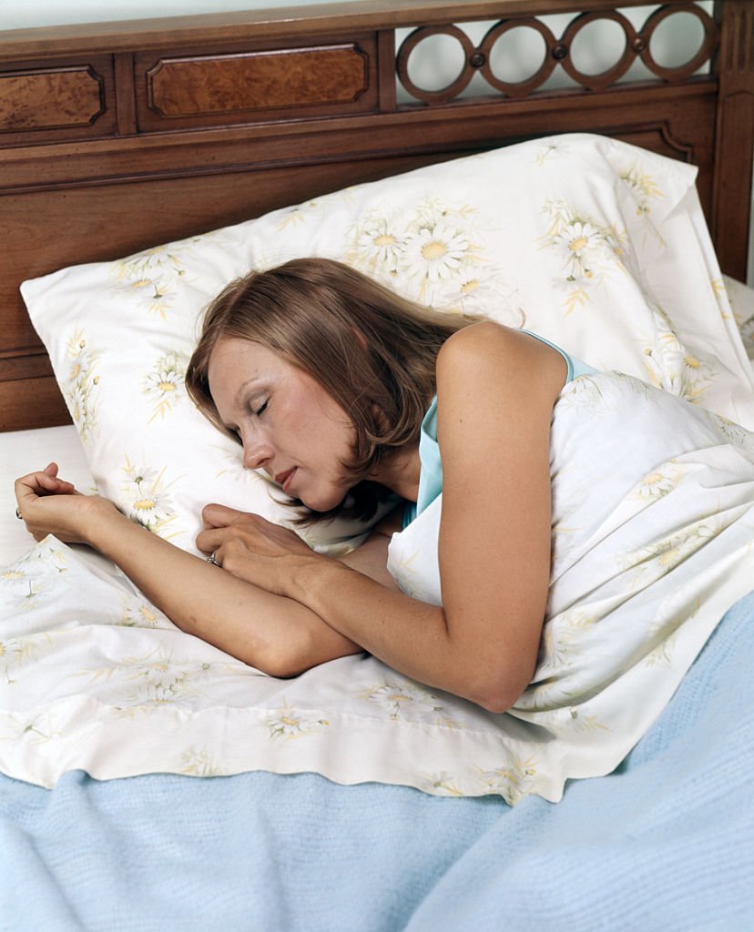 Une femme endormie sur le côté | photo: Getty Images