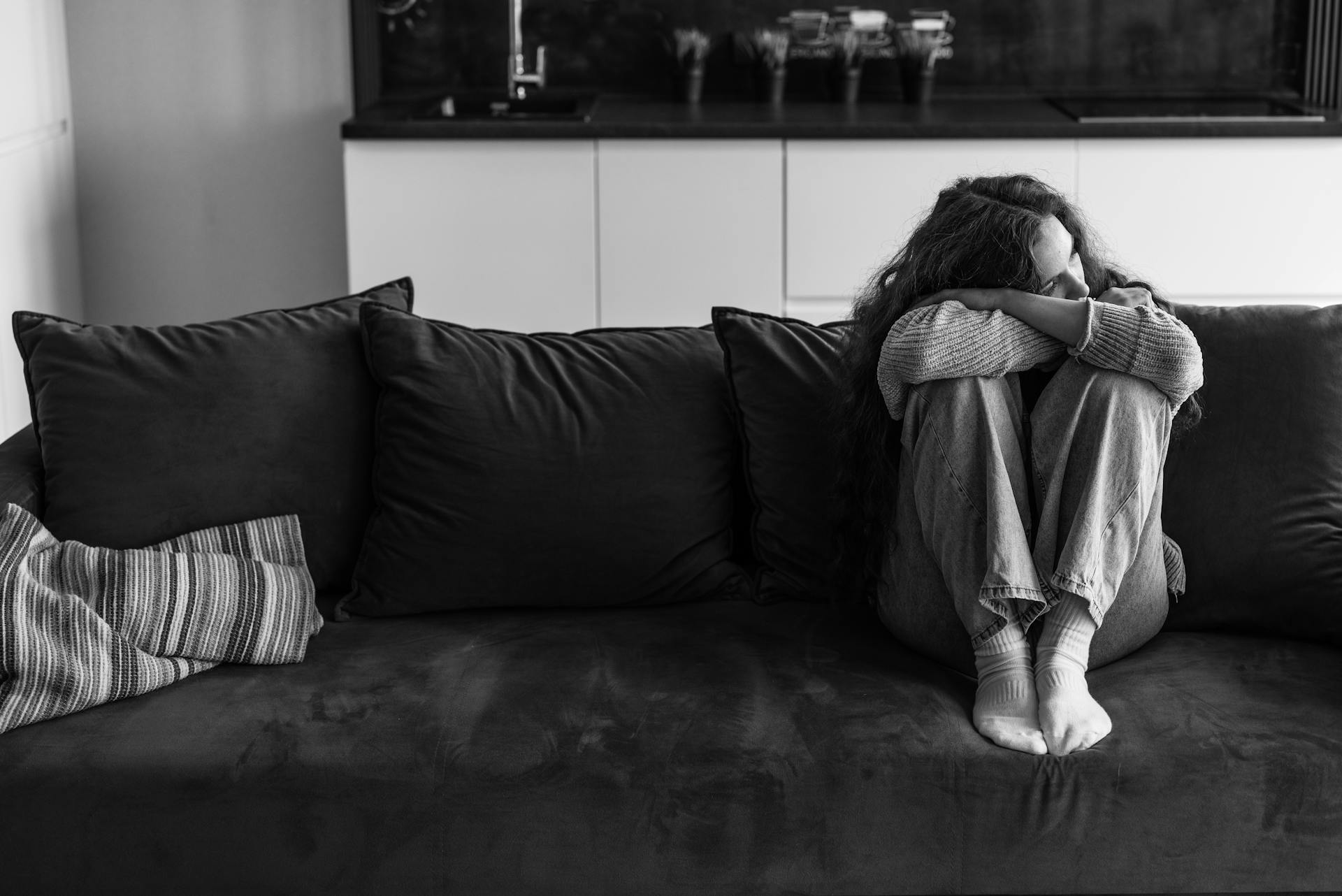 A sad woman sitting on the couch | Source: Pexels