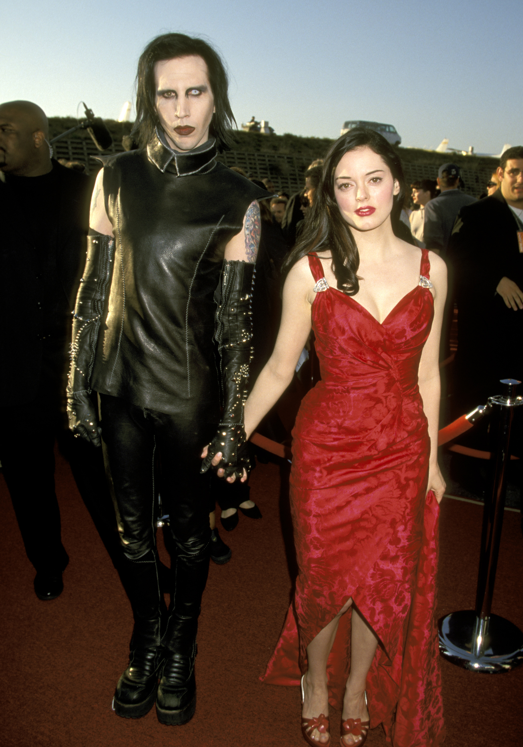 Marilyn Manson and Rose McGowan during the 8th Annual MTV Movie Awards at Barker Hanger on June 10, 1999, in Santa Monica, California. | Source: Getty Images