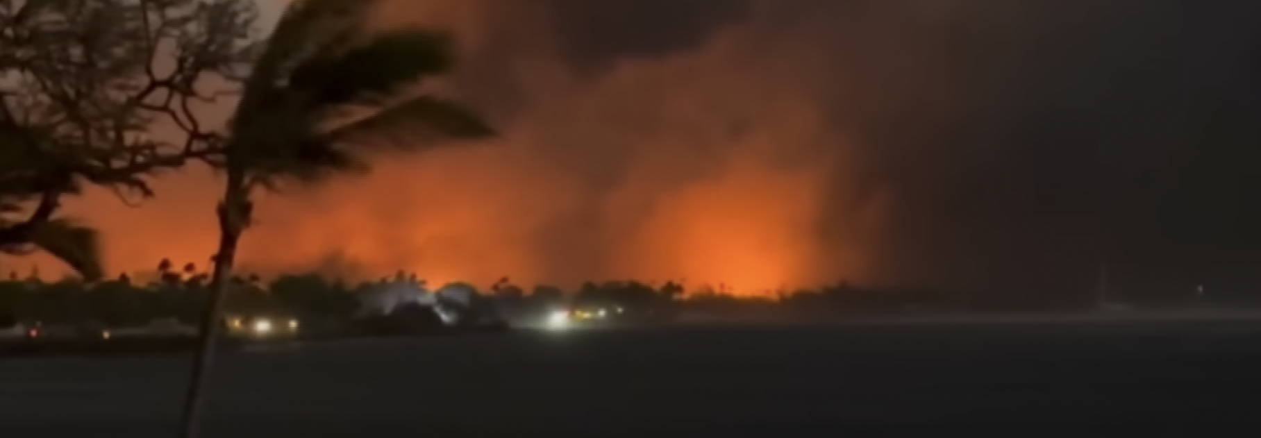 A photo of the wildfires in the Lahaina area in August 2023 | Source: youtube.com/@CBSNews