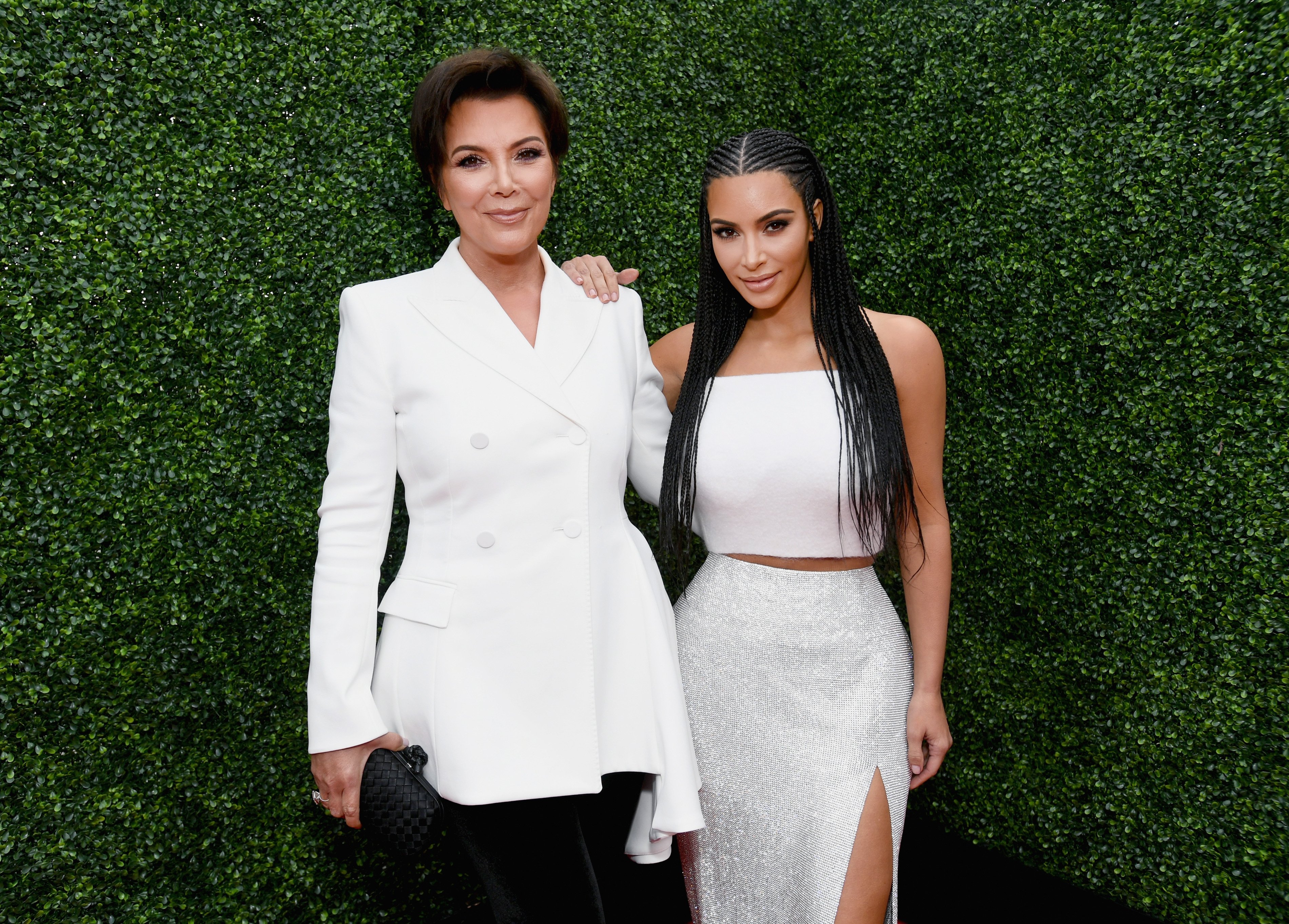 Kris Jenner (à gauche) et Kim Kardashian assistent aux prix MTV Movie And TV 2018 | Source: Getty Images.