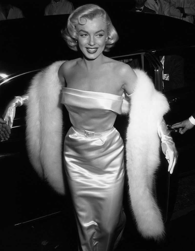 Marilyn Monroe arriving at a Hollywood party in 1953 | Source: Wikimedia
