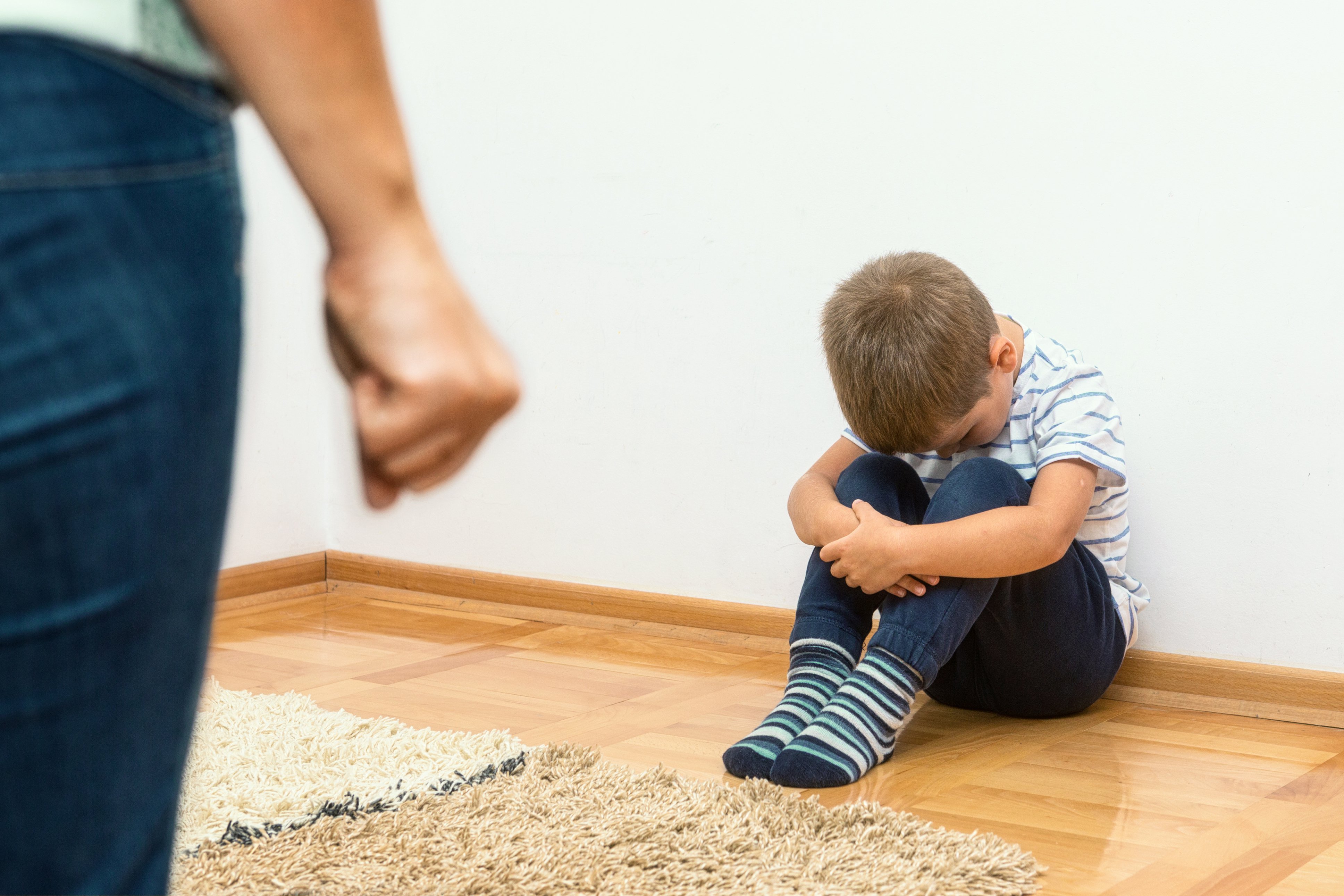 Enfant assis seul. Fontaine : Shutterstock