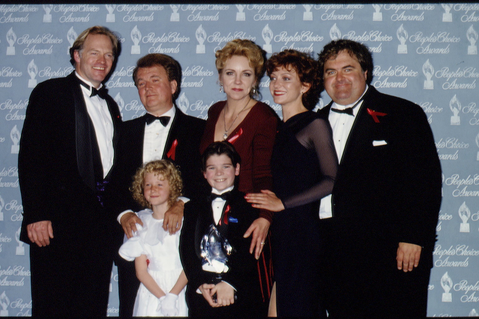 Brett Butler and her "Grace Under Fire" colleagues at the 20th Peoples Choice Awards Ceremony on March 10, 1994 | Source: Getty Images