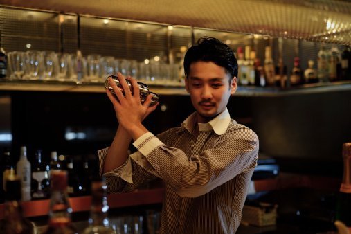 Photo of a bartender shaking the shaker at the bar | Photo:Getty Images