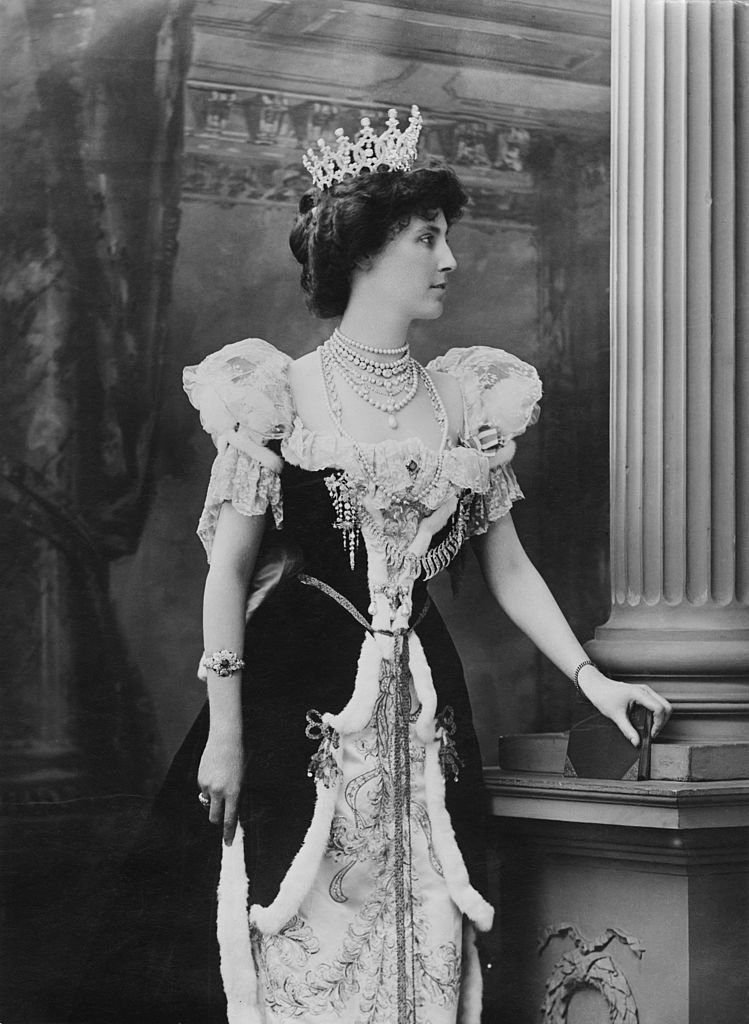 Winifred Anna Dallas-Yorke, duquesa de Portland, con la túnica que usó para la coronación del rey Edward VII, en 1902. | Foto: Getty Images Winifred Anna Dallas-Yorke, duquesa de Portland, con la túnica que usó para la coronación del rey Edward VII, en 1902. | Foto: Getty Images