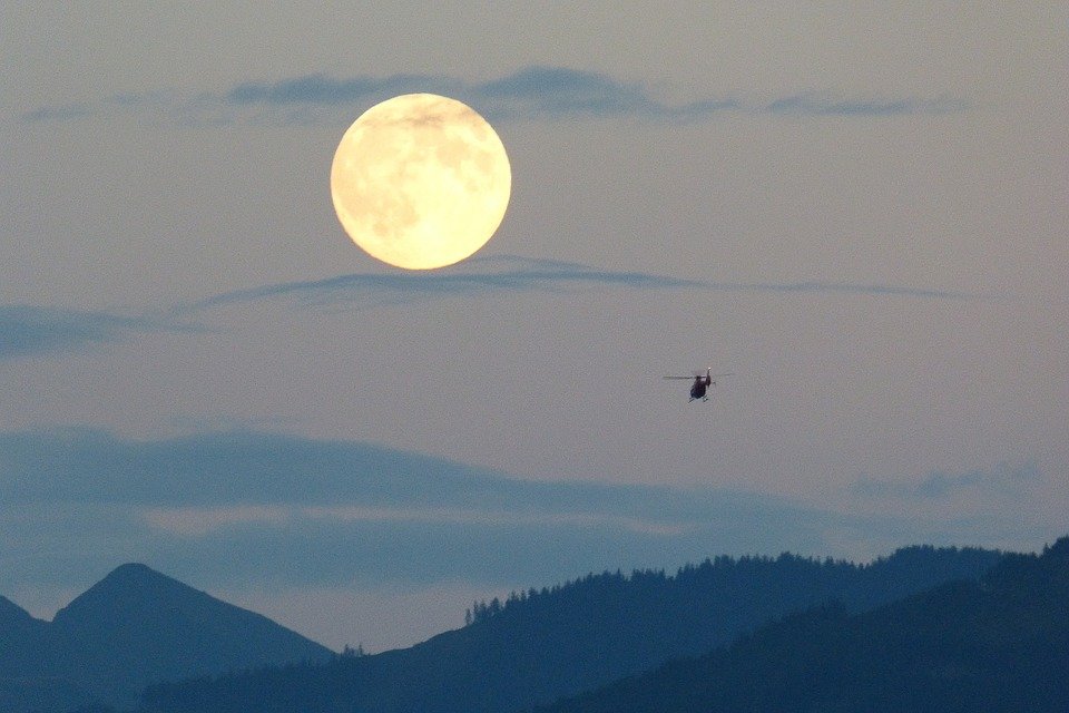 Vista de Superluna sobre montañas. | Imagen: Pixabay Vista de Superluna sobre montañas. | Imagen: Pixabay