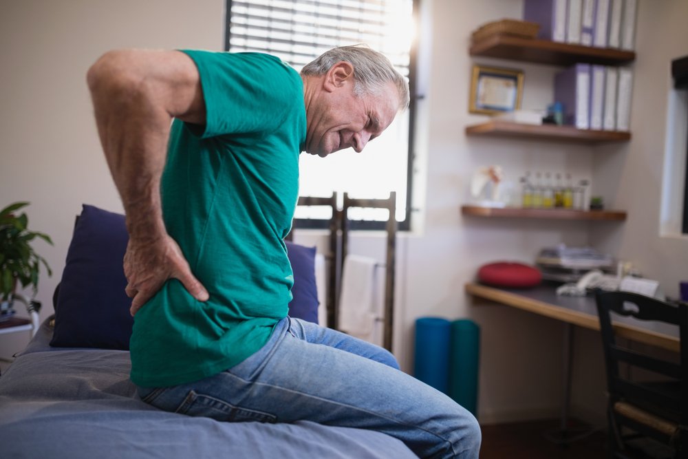 Hombre mayor con problemas de cadera. Fuente: Shutterstock