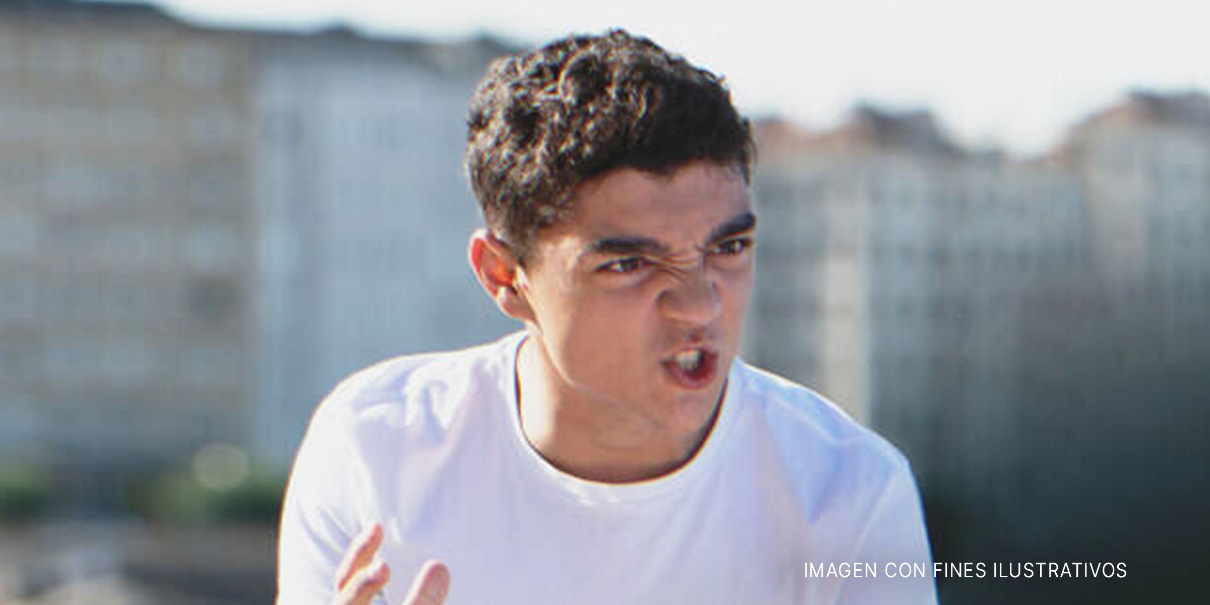 Un chico enojado hablando | Foto: Getty Images