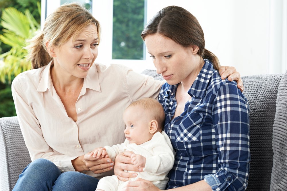Mutter tröstet depressive Tochter. I Quelle: Shutterstock