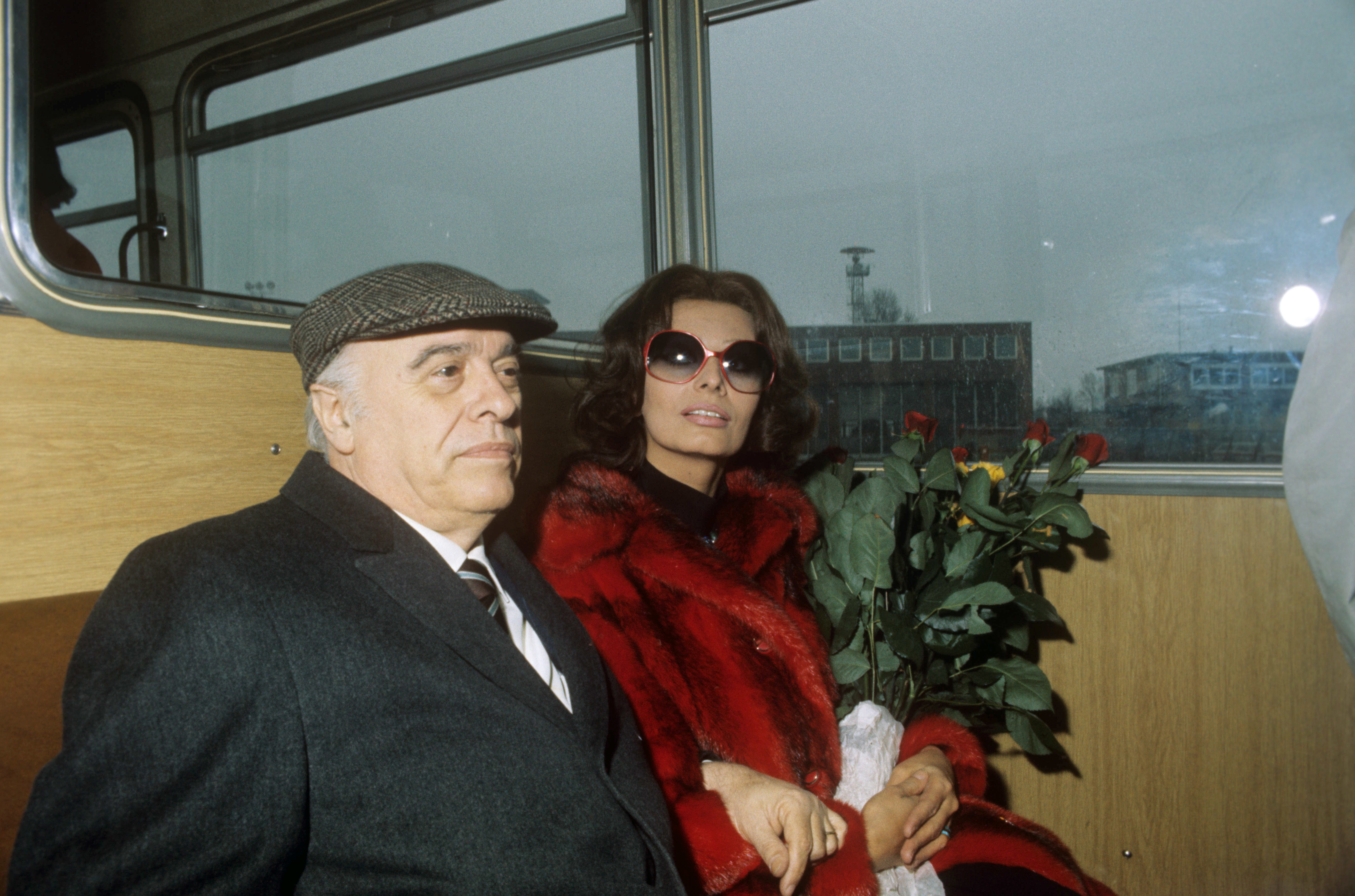 Sophia Loren and Carlo Ponti arrive in Hamburg, Germany on April 16, 1975. | Source: Getty Images