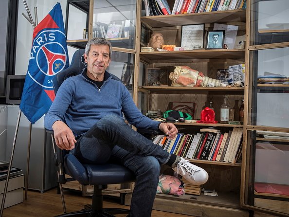 Michel Cymes est photographié pour Paris Match dans son bureau. |Photo : Getty Images