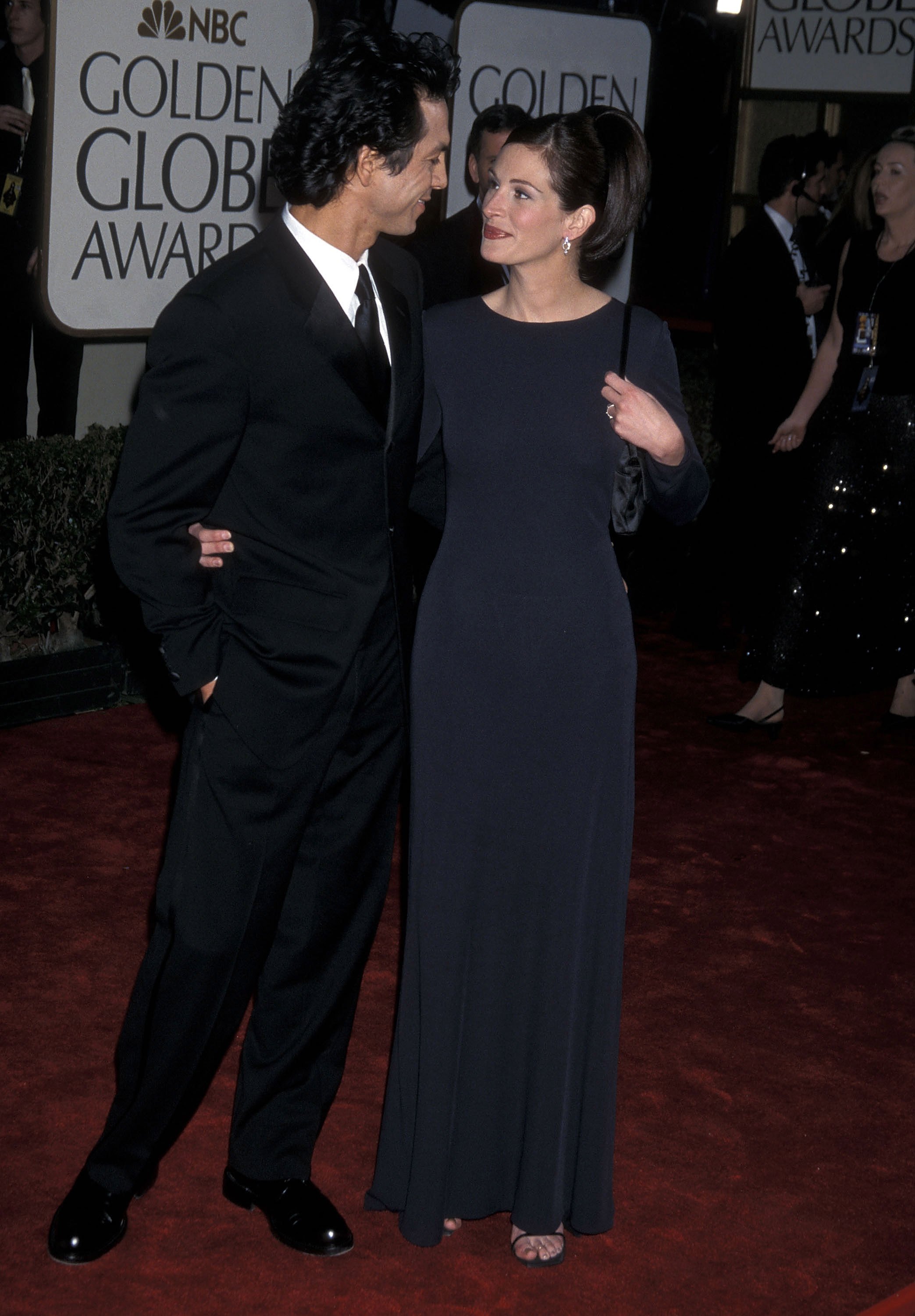 Actor Benjamin Bratt and actress Julia Roberts attend the 58th Annual Golden Globe Awards on January 21, 2001 at Beverly Hilton Hotel in Beverly Hills, California | Source: Getty Images