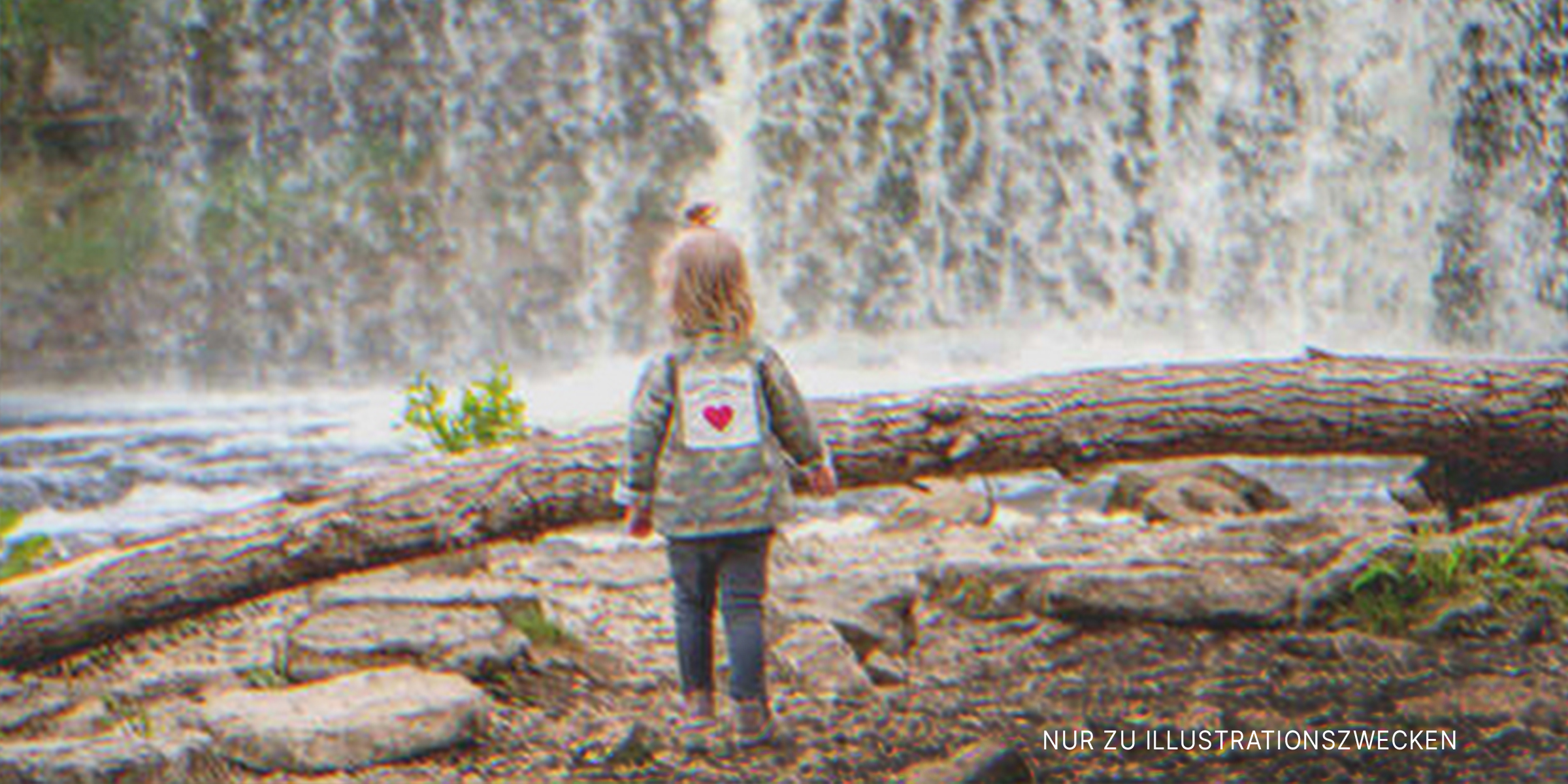 Kleines Mädchen am Wasserfall | Quelle: Shutterstock