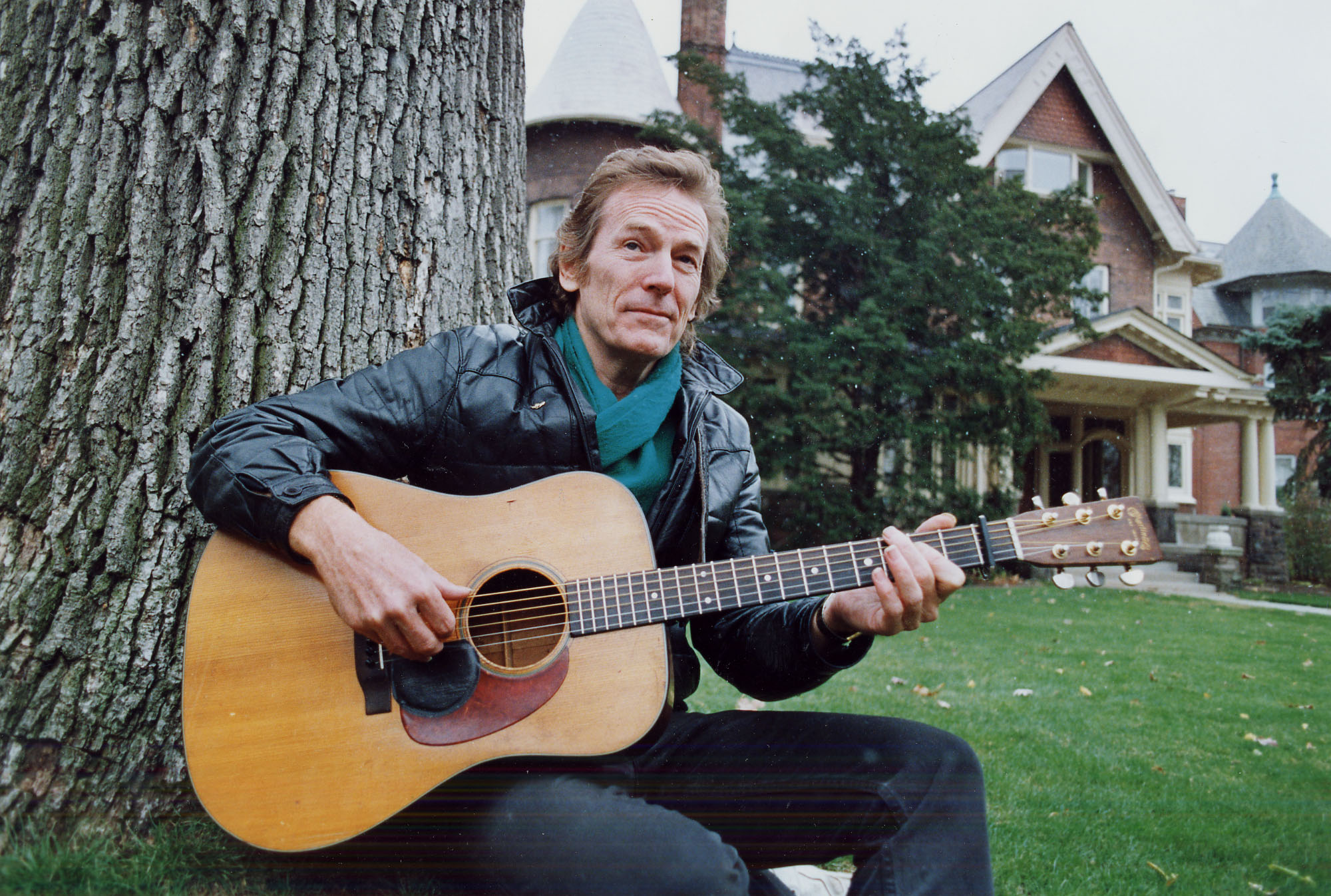Canadian singer Gordon Lightfoot pictured playing the guitar in 1992 | Source: Getty Images
