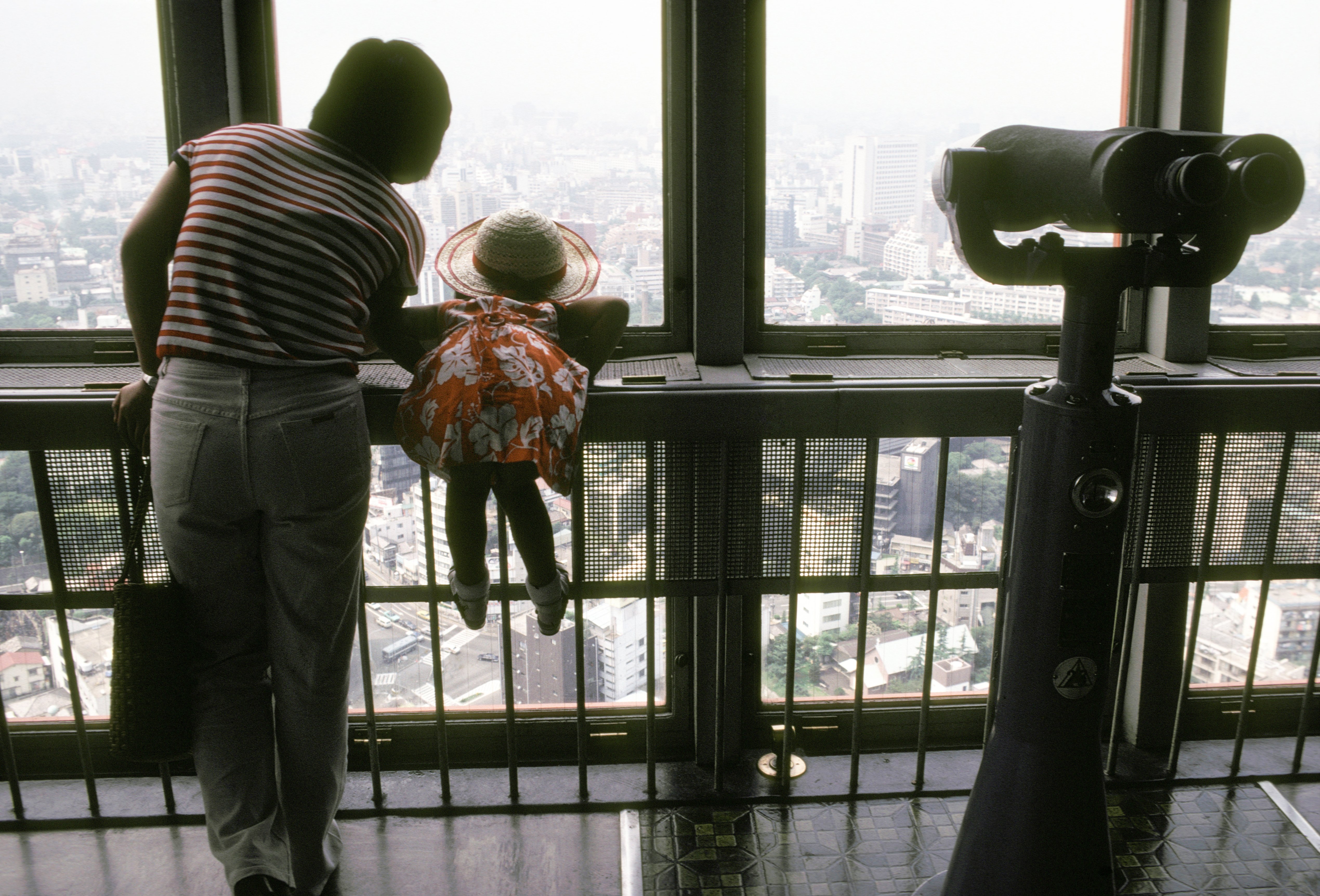 Un père et sa fille admirent la vue en France.| Photo : Getty Image