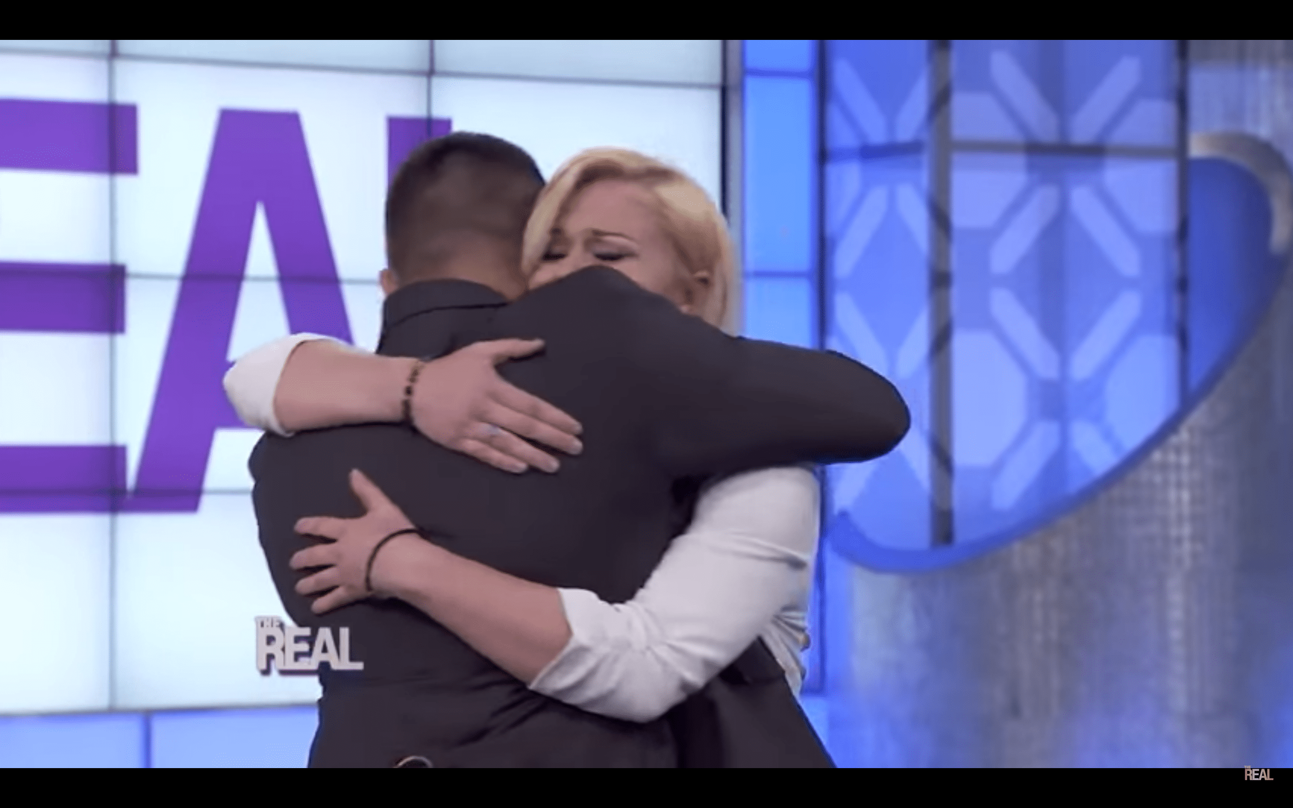 Siblings hugging each other after separating for 18 years. | Photo: youtube.com/TheRealDaytime