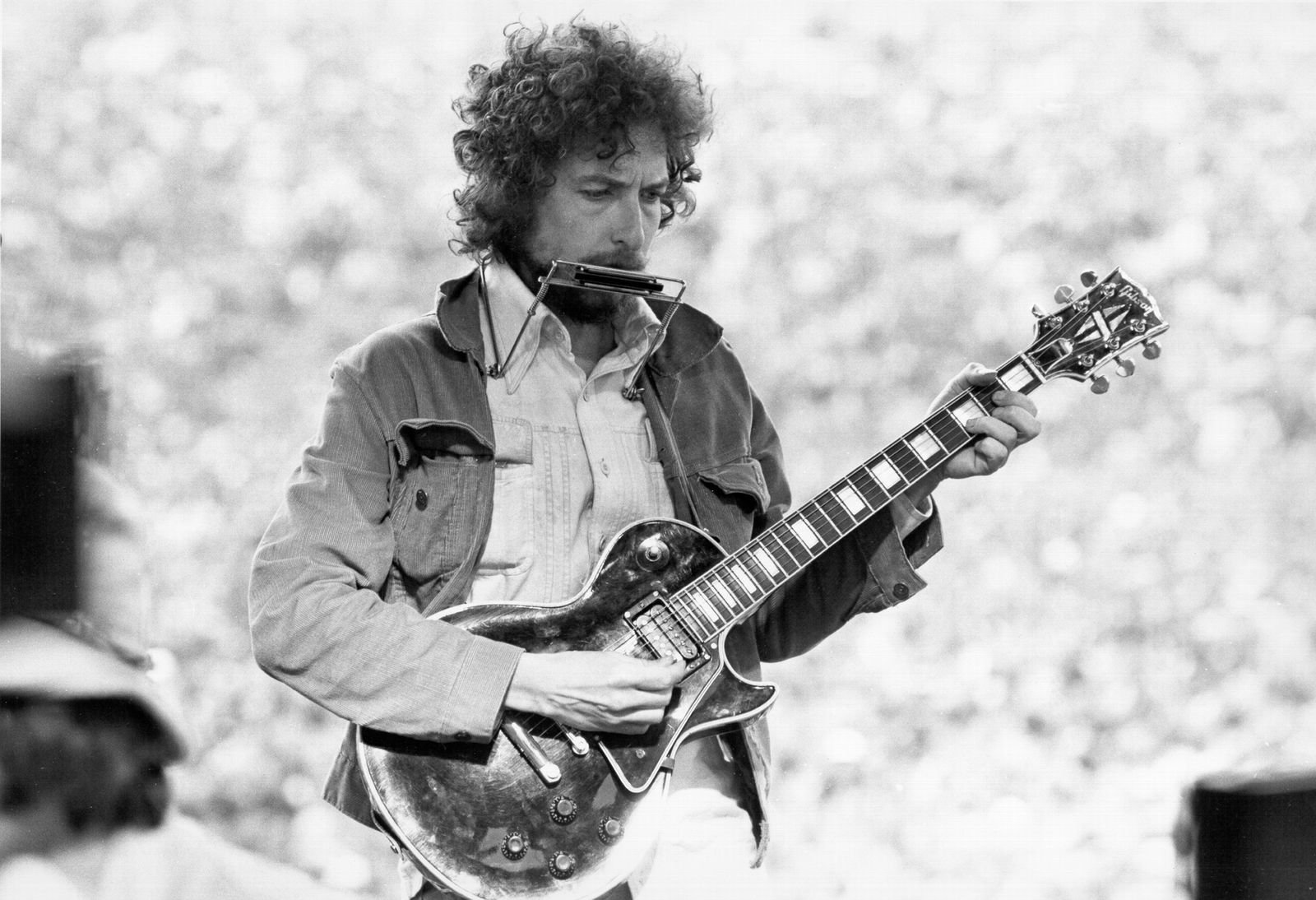 Bob Dylan se produit au Kezar Stadium de San Francisco, en Californie, le 23 mars 1975. | Photo : Getty Images Bob Dylan se produit au Kezar Stadium de San Francisco, en Californie, le 23 mars 1975. | Photo : Getty Images