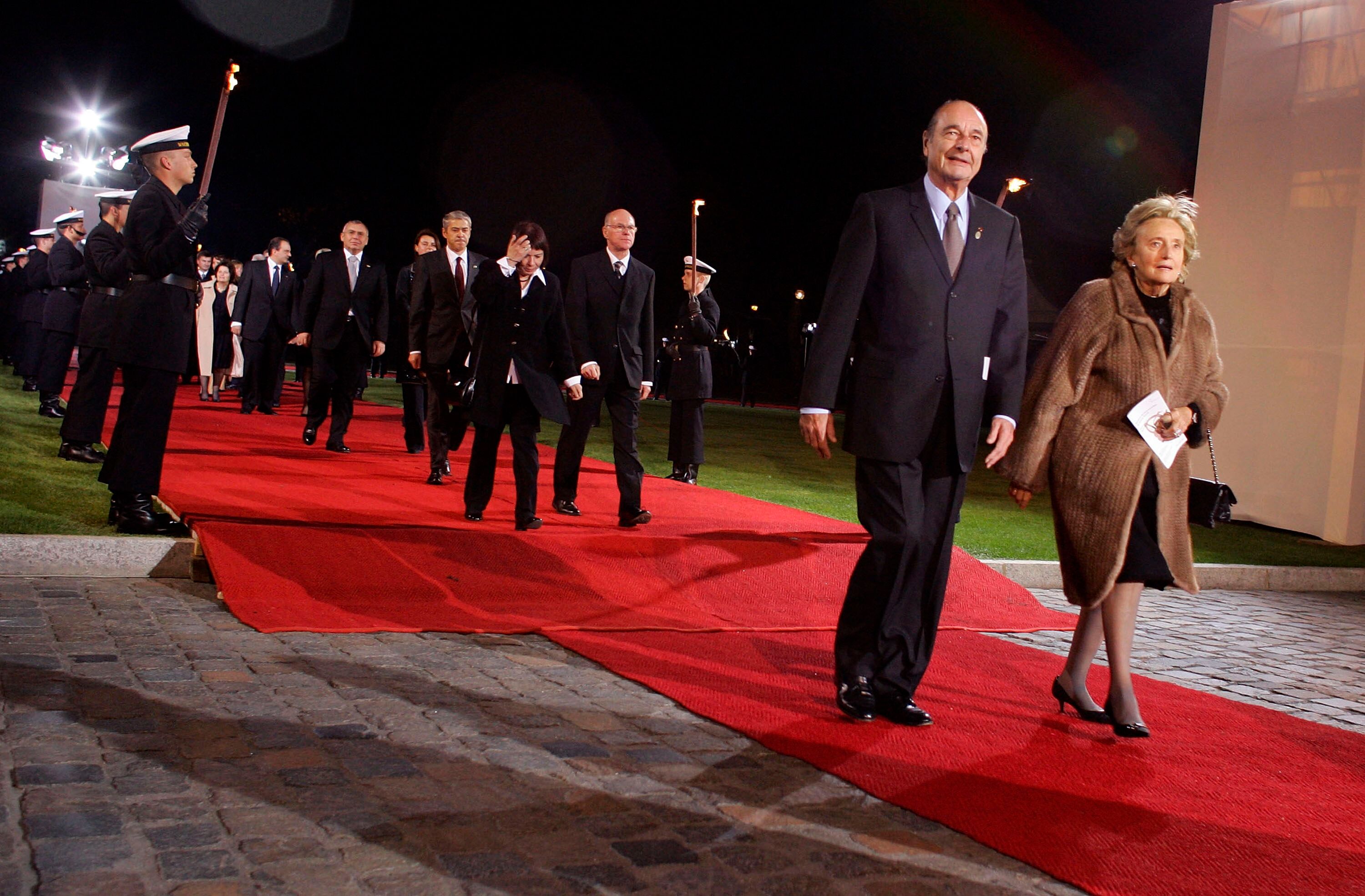 Jacques Chirac et son épouse Bernadette arrivent à un dîner en l'honneur des dirigeants européens au Bellevue Palace le 24 mars 2007 à Berlin. | Photo : GettyImage