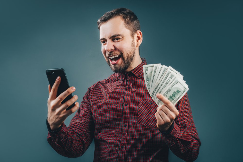 Retrato de medio cuerpo de hombre barbudo vestido informalmente sorprendido después de ganar la lotería en línea. I Foto: Shutterstock Retrato de medio cuerpo de hombre barbudo vestido informalmente sorprendido después de ganar la lotería en línea. I Foto: Shutterstock