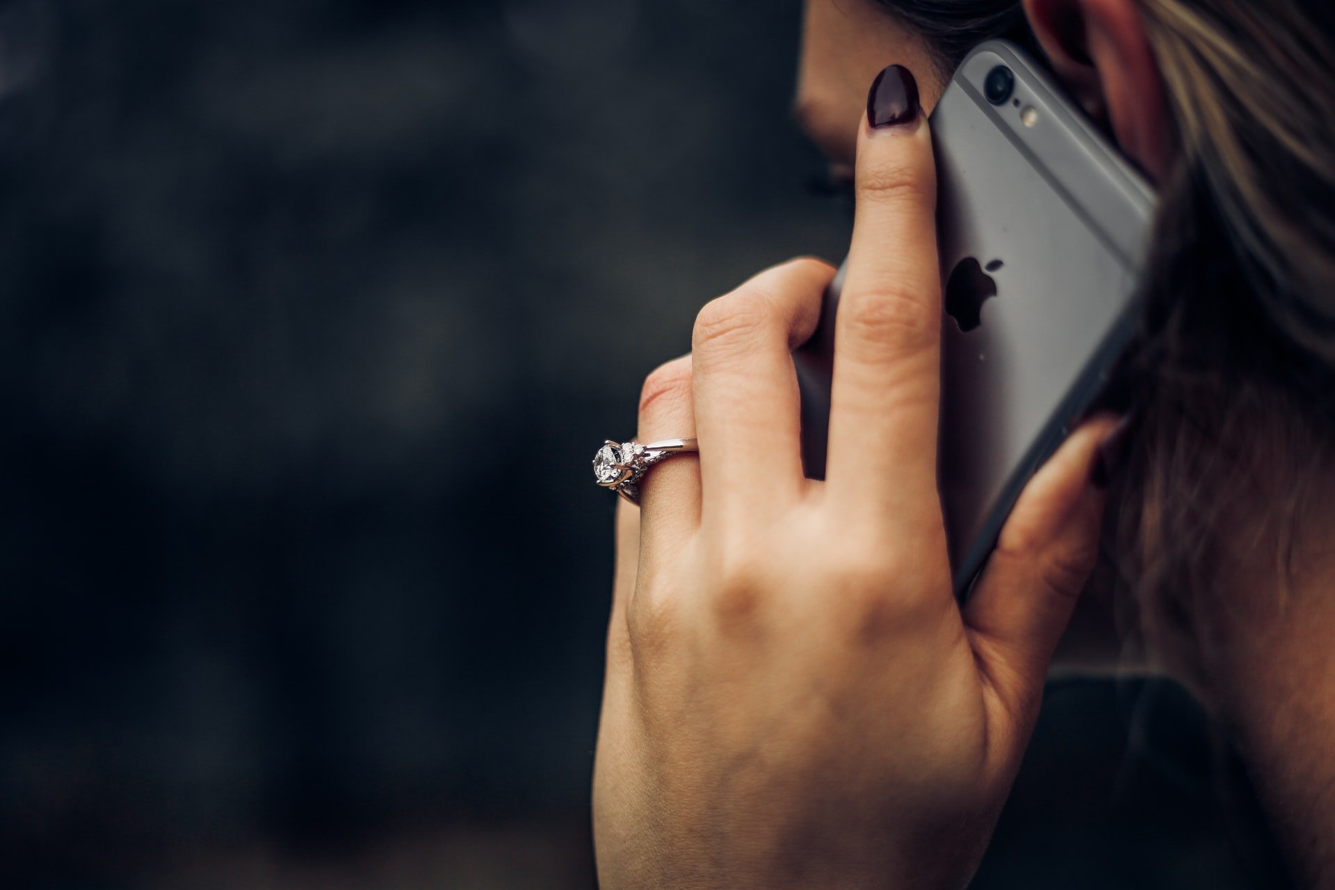 She called him but he didn't answer. | Source: Unsplash