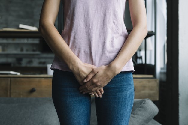 Frau mit Unterleibsschmerzen - Foto: Freepik