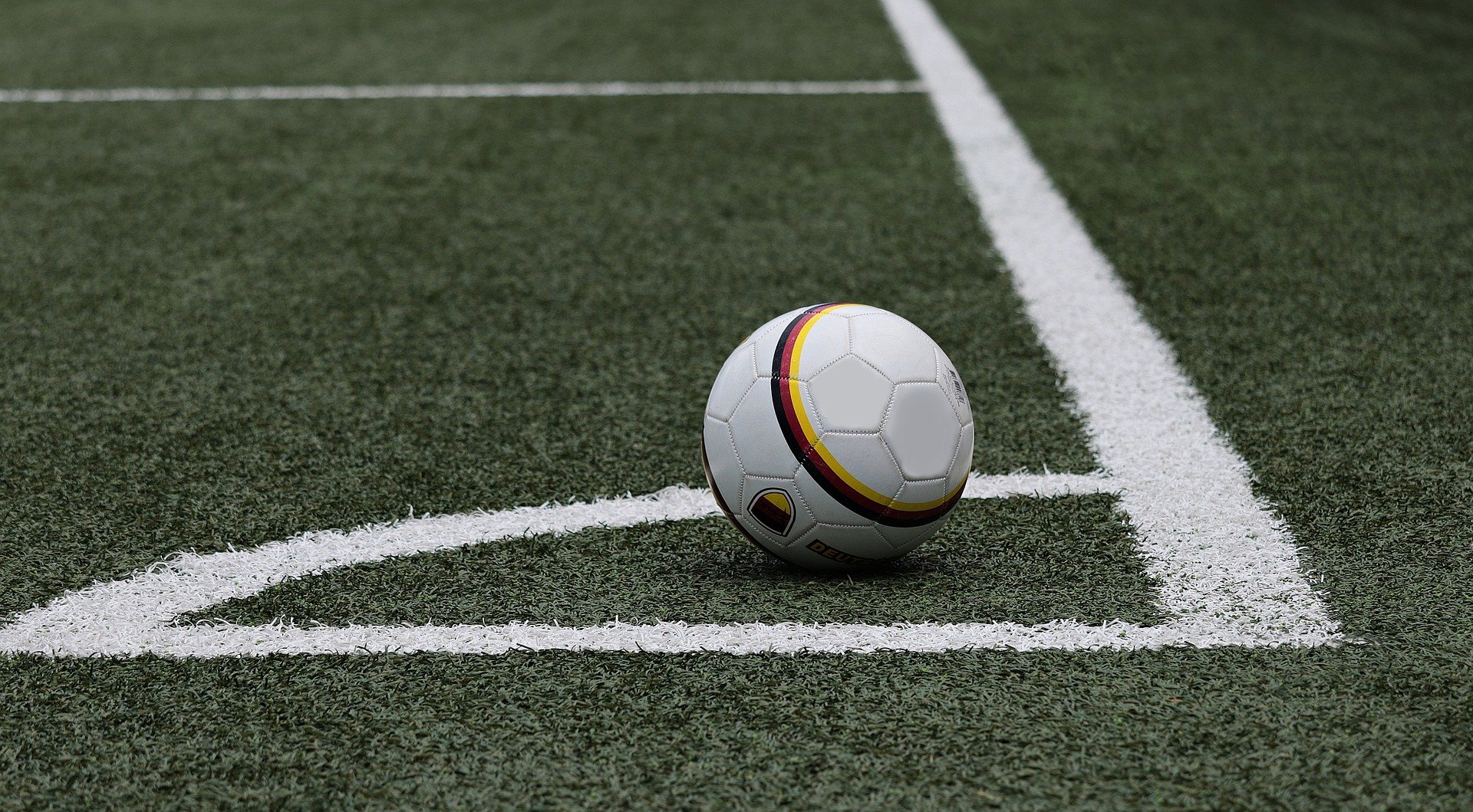 A lone soccerball sitting on a soccer field | Photo: Pixabay/S. Hermann & F. Richter