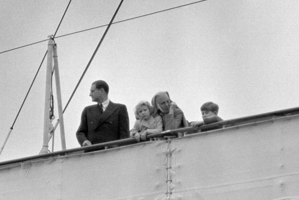 Prinz Charles und Prinzessin Anne beobachten mit ihrer Großmutter väterlicherseits, Prinzessin Alice von Griechenland, ein vorbeifahrendes Schiff von der Schiene der Royal Yacht Britannia, die sie in Southampton bestiegen. (Foto von PA Images) I Quelle: Getty Images