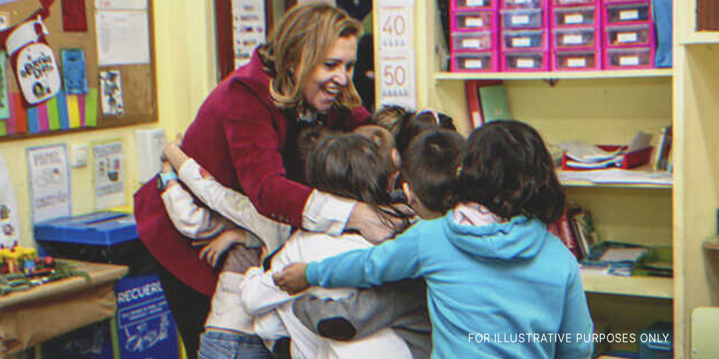 Teacher hugging her students. | Source: Flickr/Junta de Comunidades de Castilla-La Mancha (CC BY-SA 2.0)