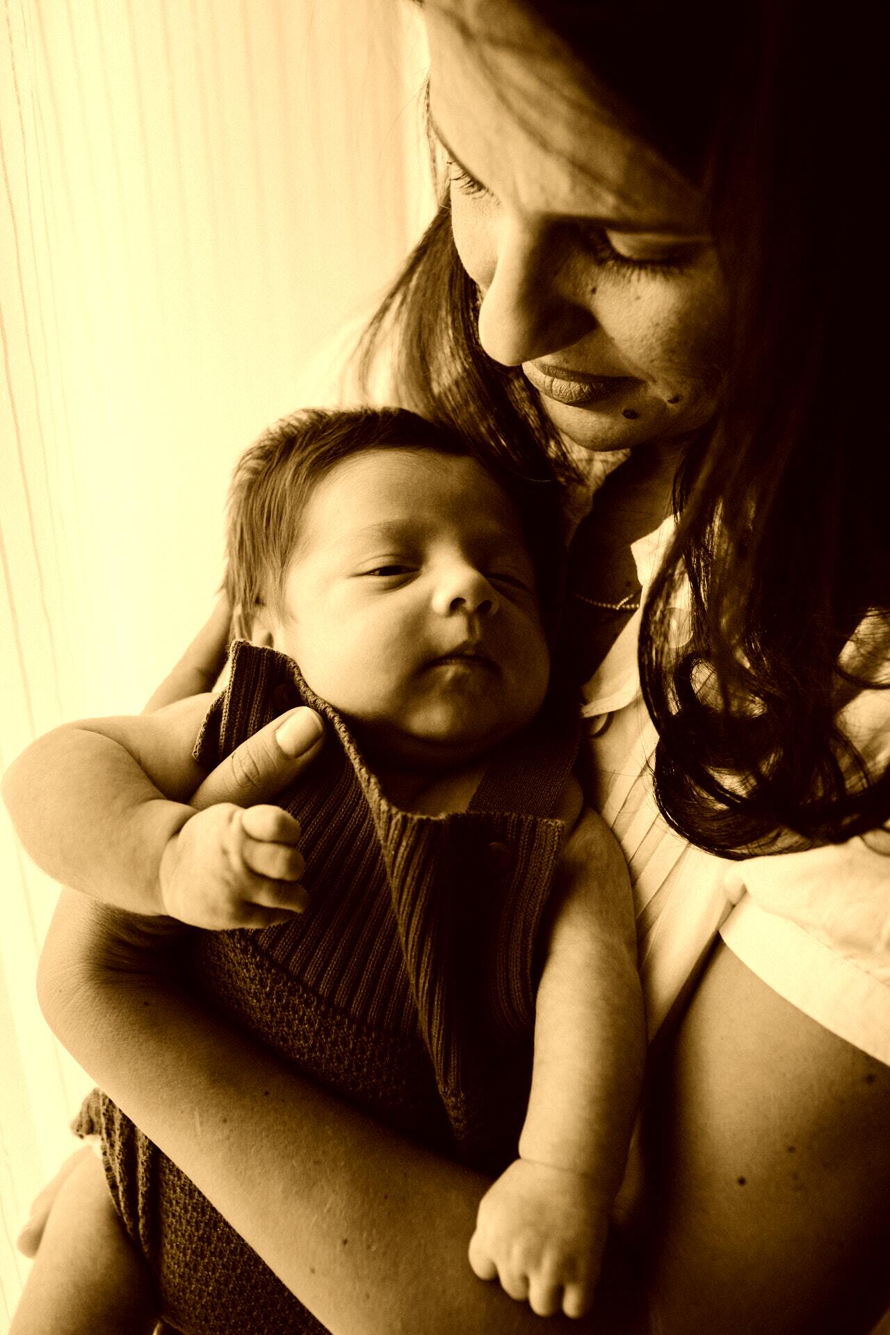 Mujer sosteniendo un bebé. | Foto: Pexels