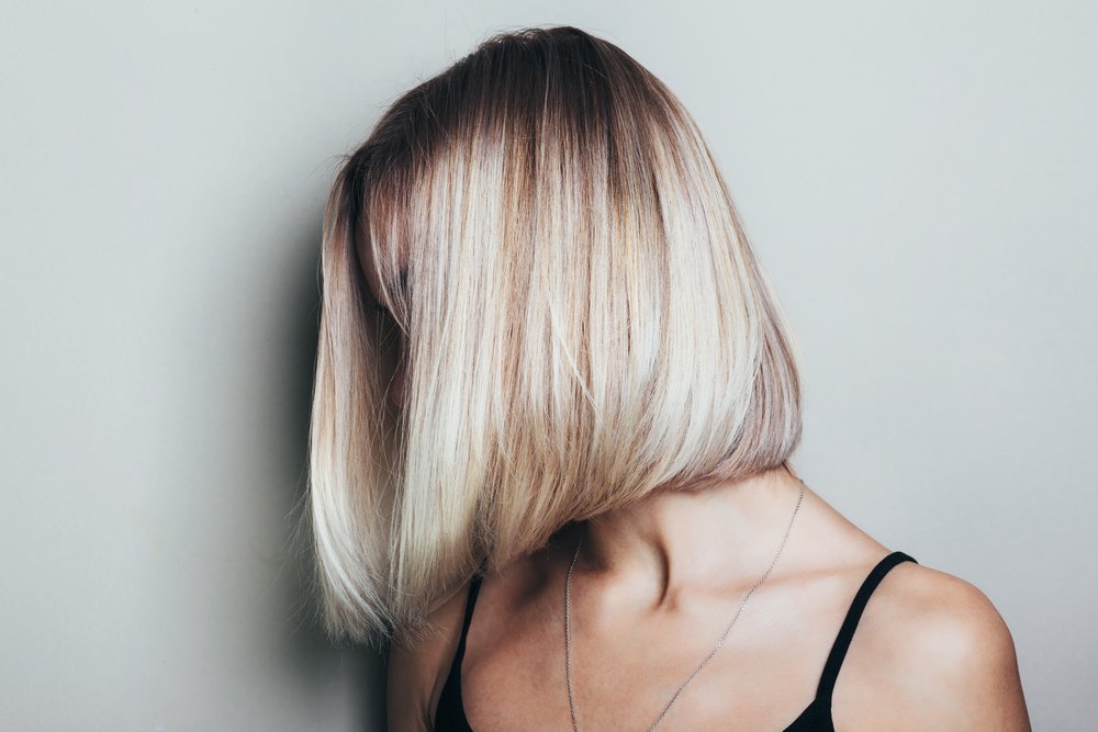Modelo con pelo rubio brillante. | Foto: Shutterstock