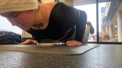 Allie Colleen Brooks performs push-ups as part of her workout routine, posted in December 2022 | Source: Instagram/alliecolleenmusic