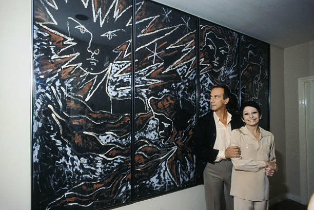 Zizi Jeanmaire en compagnie de époux Roland Petit sont dans un musée d'art | Sources : Getty Images