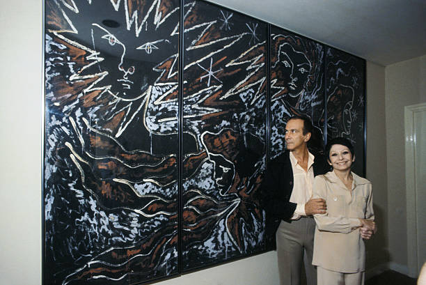 Zizi Jeanmaire en compagnie de époux Roland Petit sont dans un musée d'art | Sources : Getty Images Zizi Jeanmaire en compagnie de époux Roland Petit sont dans un musée d'art | Sources : Getty Images