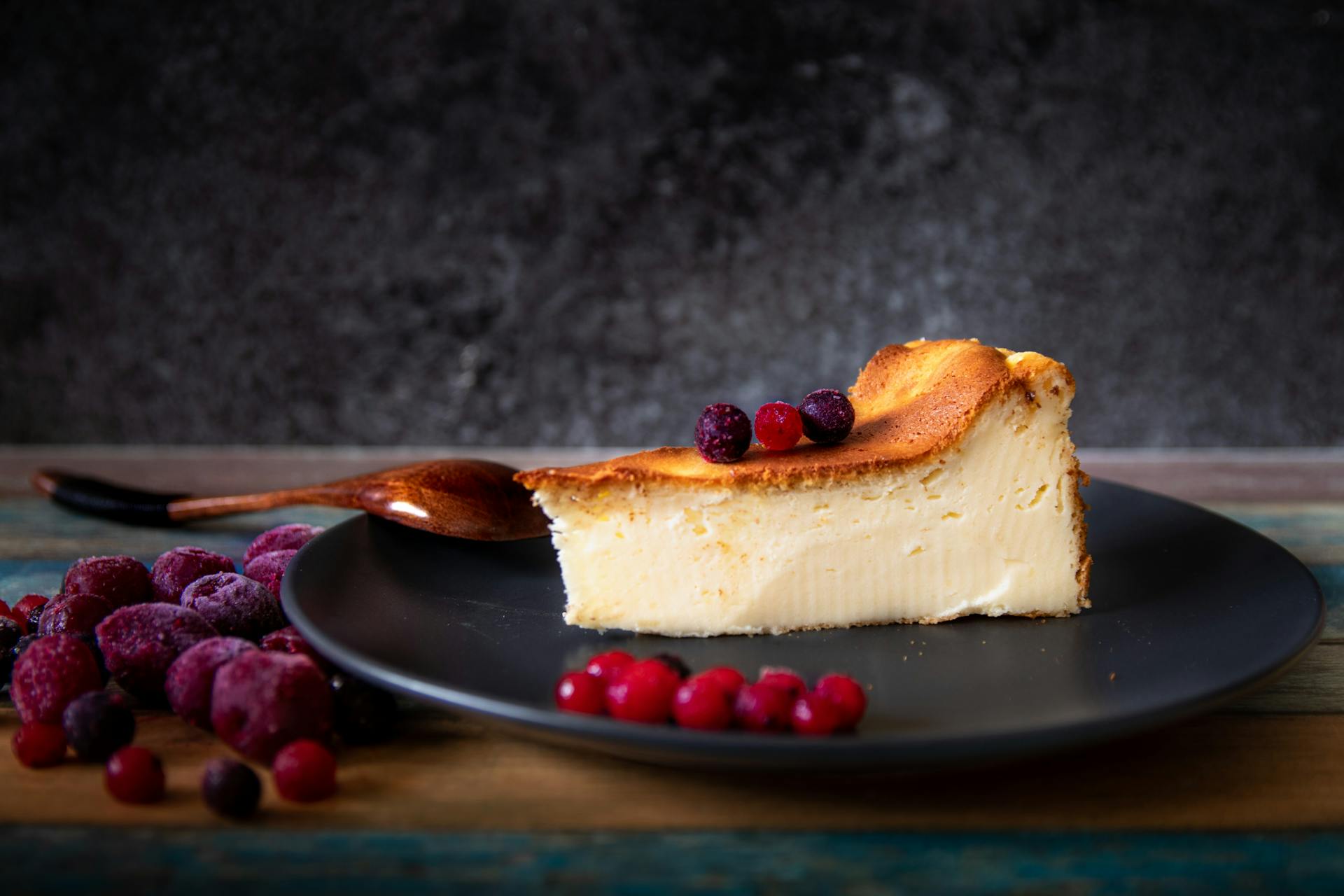 A slice of cheesecake | Source: Pexels