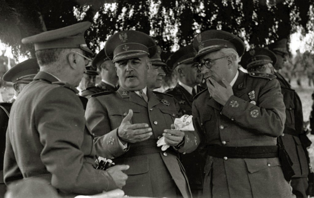 Francisco Franco junto a autoridades militares en unas maniobras | Imagen: Wikipedia Francisco Franco junto a autoridades militares en unas maniobras | Imagen: Wikipedia
