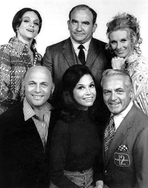 The Mary Tyler Moore Show cast 1970 I Image: Wikimedia Commons