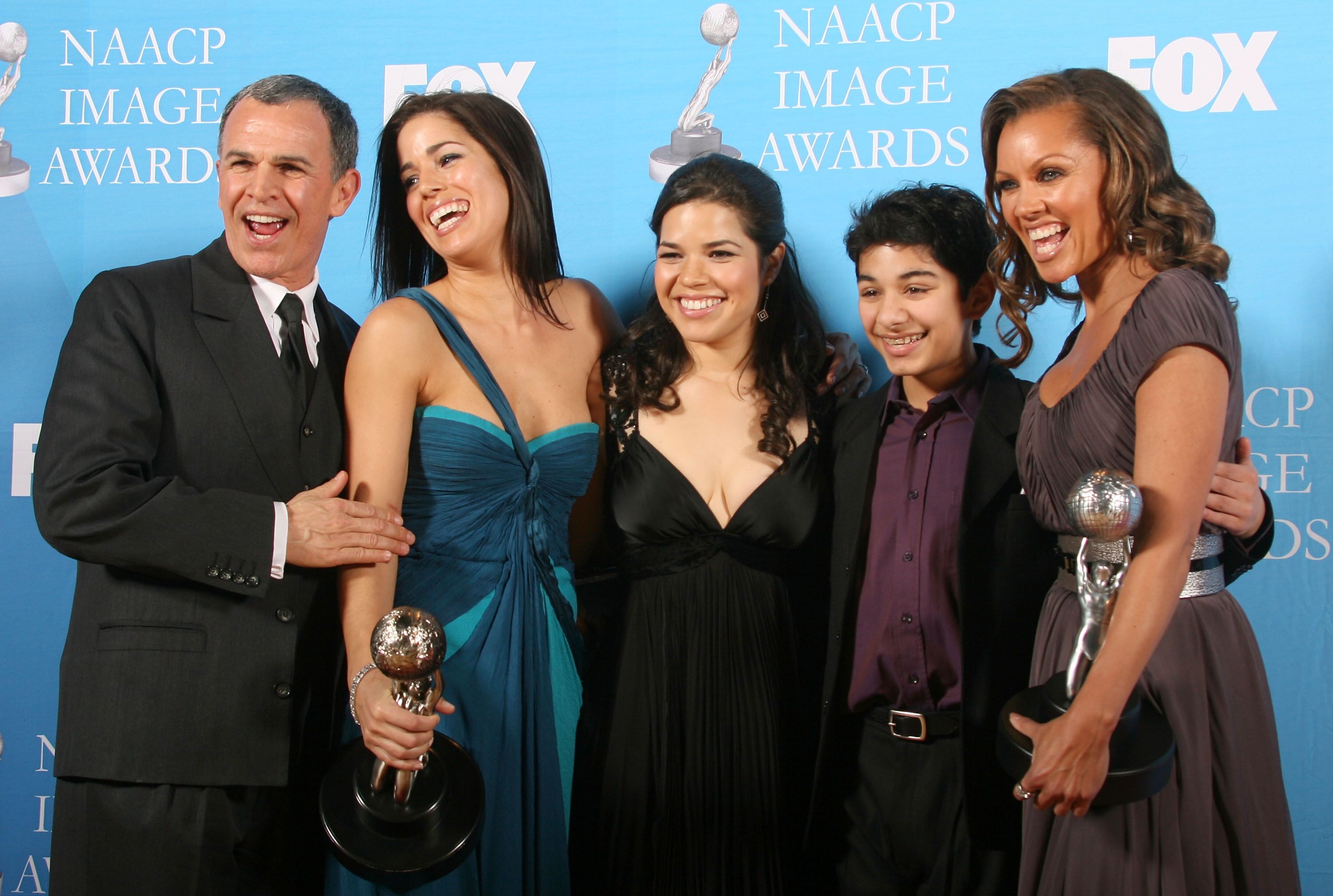 America Ferrera, Tony Plana, Ana Ortiz, Mark Indelicato and Vanessa Williams with the "Outstanding Comedy Series" award for the show "Ugly Betty at the Annual NAACP Image Awards in 2007 | Source: Getty Images