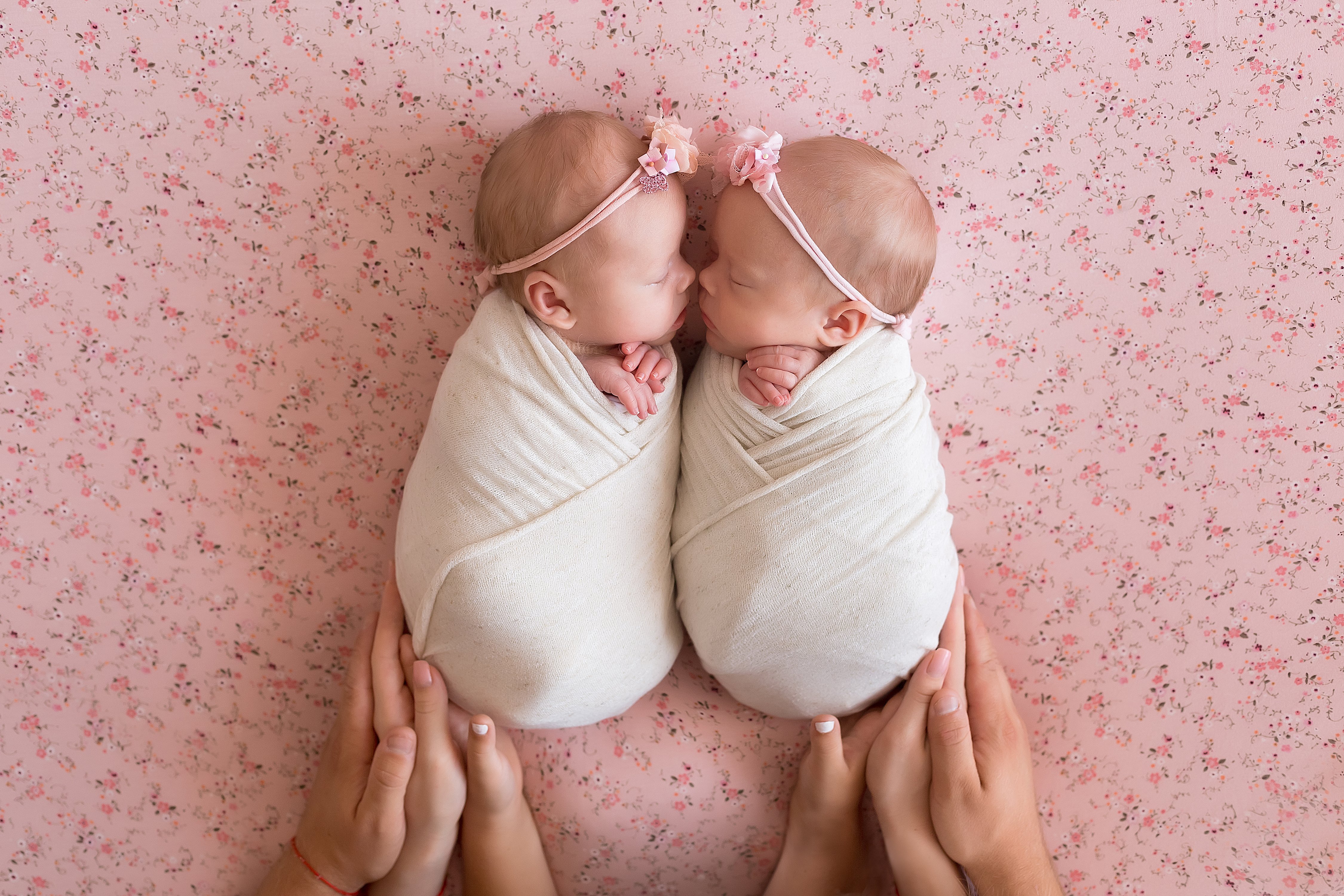 Fotografía de gemelas recien nacidas. | Foto: Shutterstock