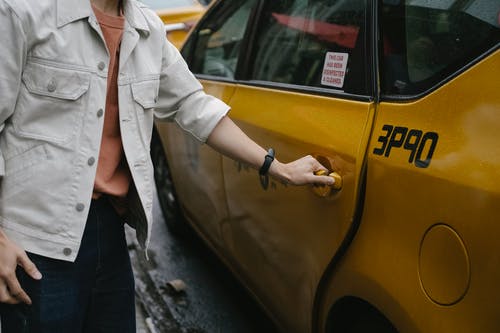 He got a cab to take him to the Airbnb, where he got Rozy to tell him what room she was staying in | Source: Pexels