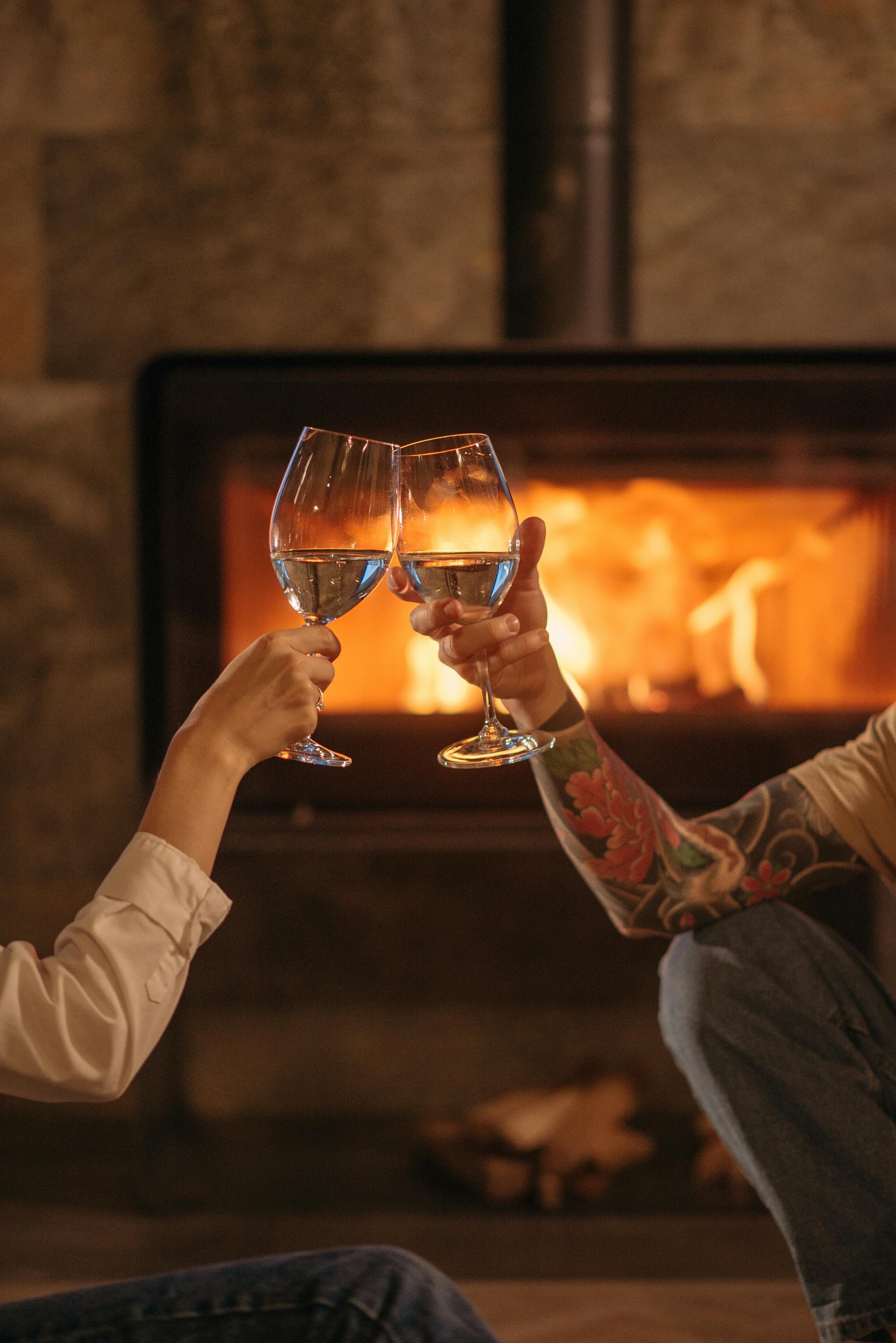 Close-up shot of a couple toasting with wine glasses | Source: Pexels
