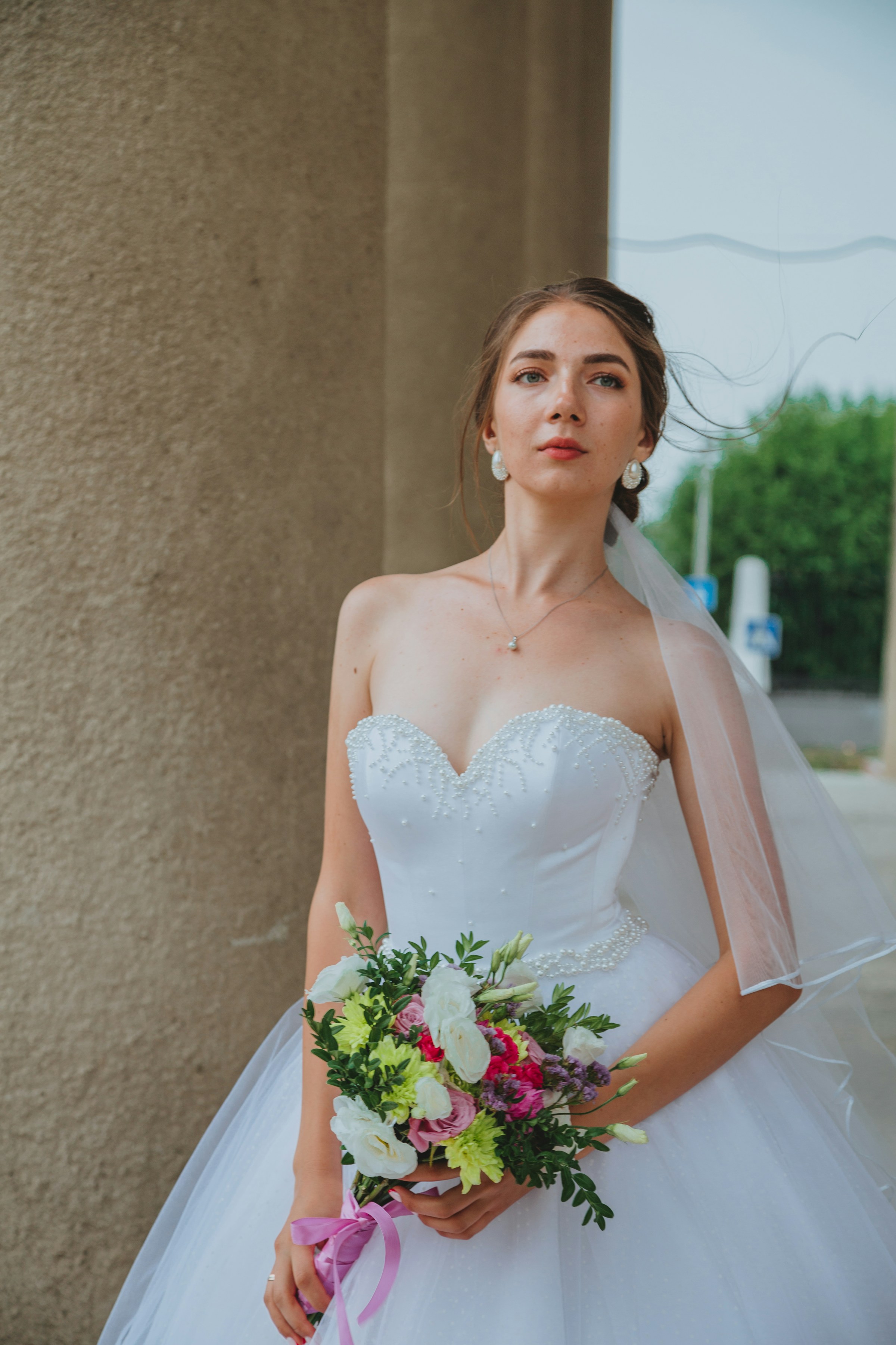 A bride holding a bouquet | Source: Unsplash