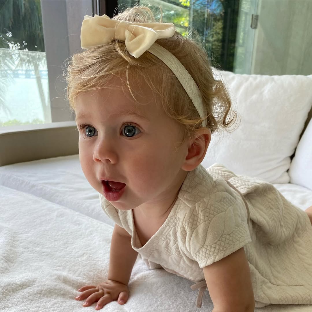 Mary Iglesias crawling on a bed, from a post celebrating her first birthday dated January 30, 2021 | Source: Instagram/annakournikova